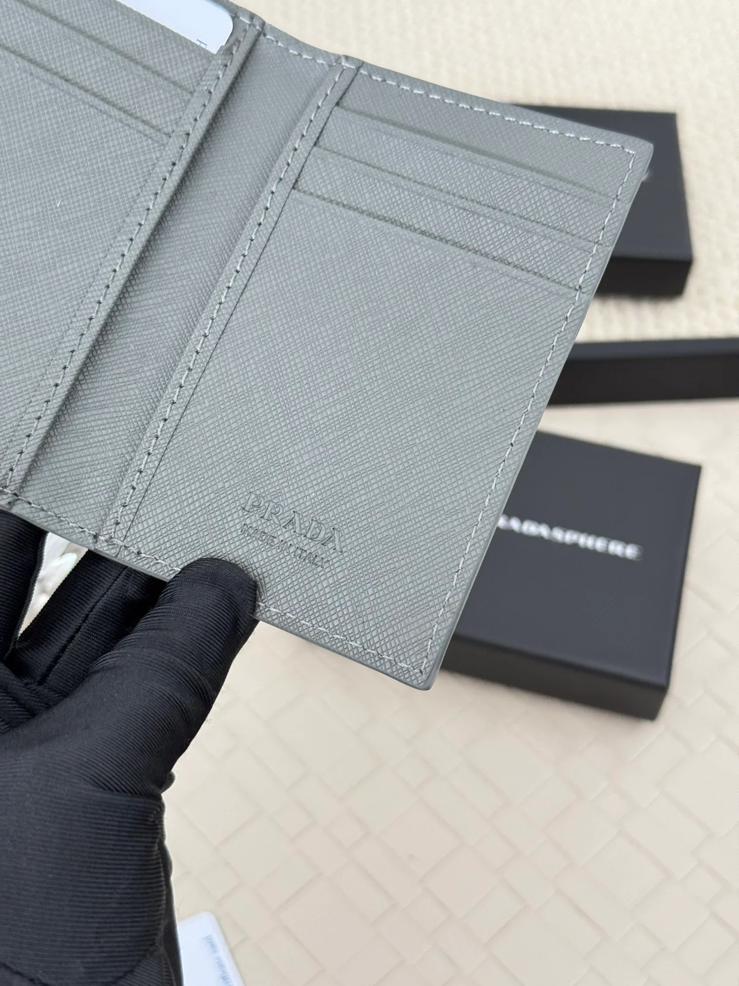 💰120 prada cross pattern unisex card holder, can be placed in pockets, bags, and can be held in hand, made of cross pattern imported calfskin, pocket card holder, can hold change, 6 card slots, simple and elegant fashion trend. Model 2MC101, color as shown in the picture, size 11×7cm,