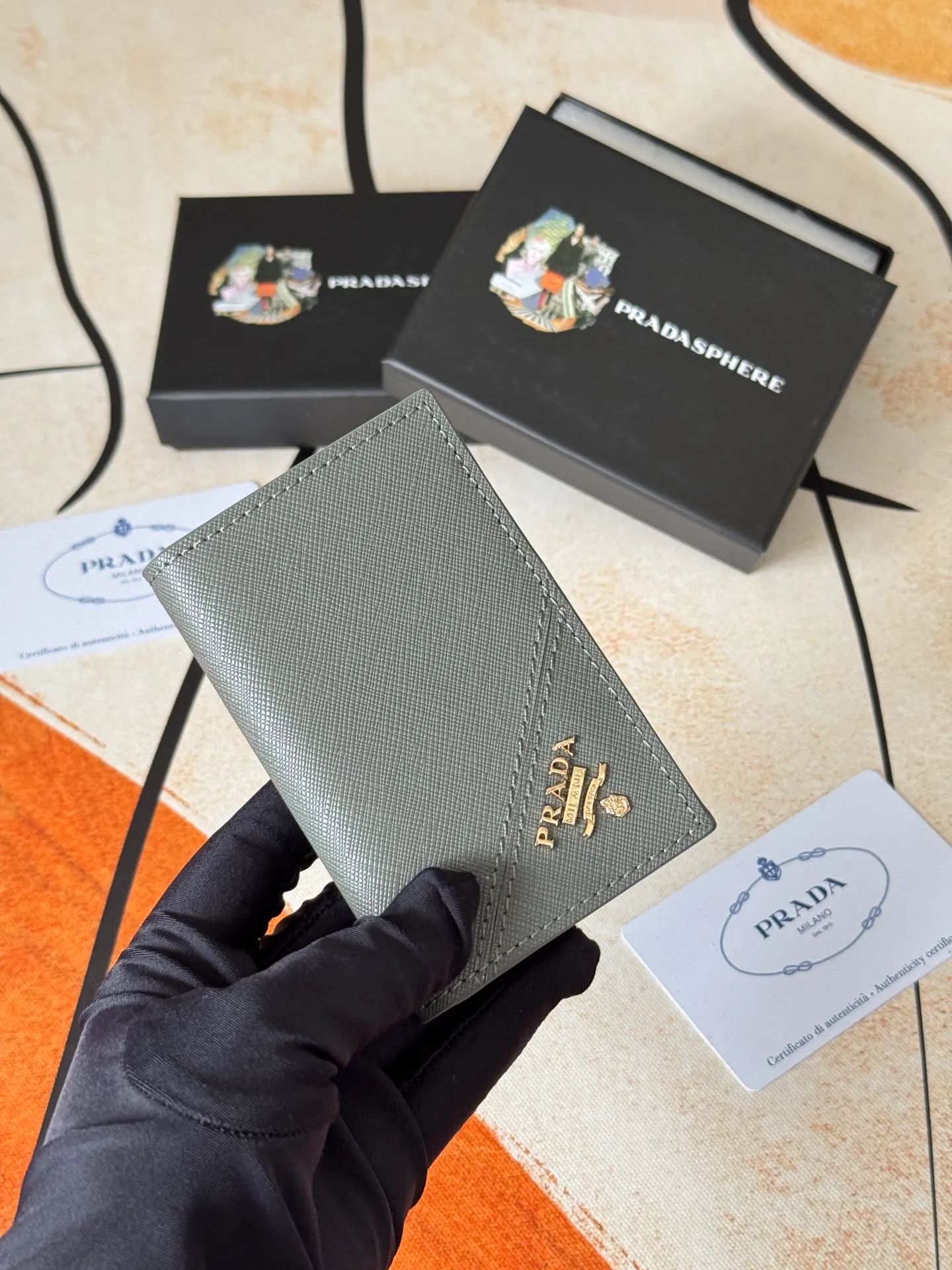 💰120💰prada cross pattern unisex card holder, can be placed in pockets, bags, and can be held in hand, made of cross pattern imported calfskin, pocket card holder, can hold change, 6 card slots, simple and elegant fashion trend. Model 2MC101, color as shown in the picture, size 11×7cm,