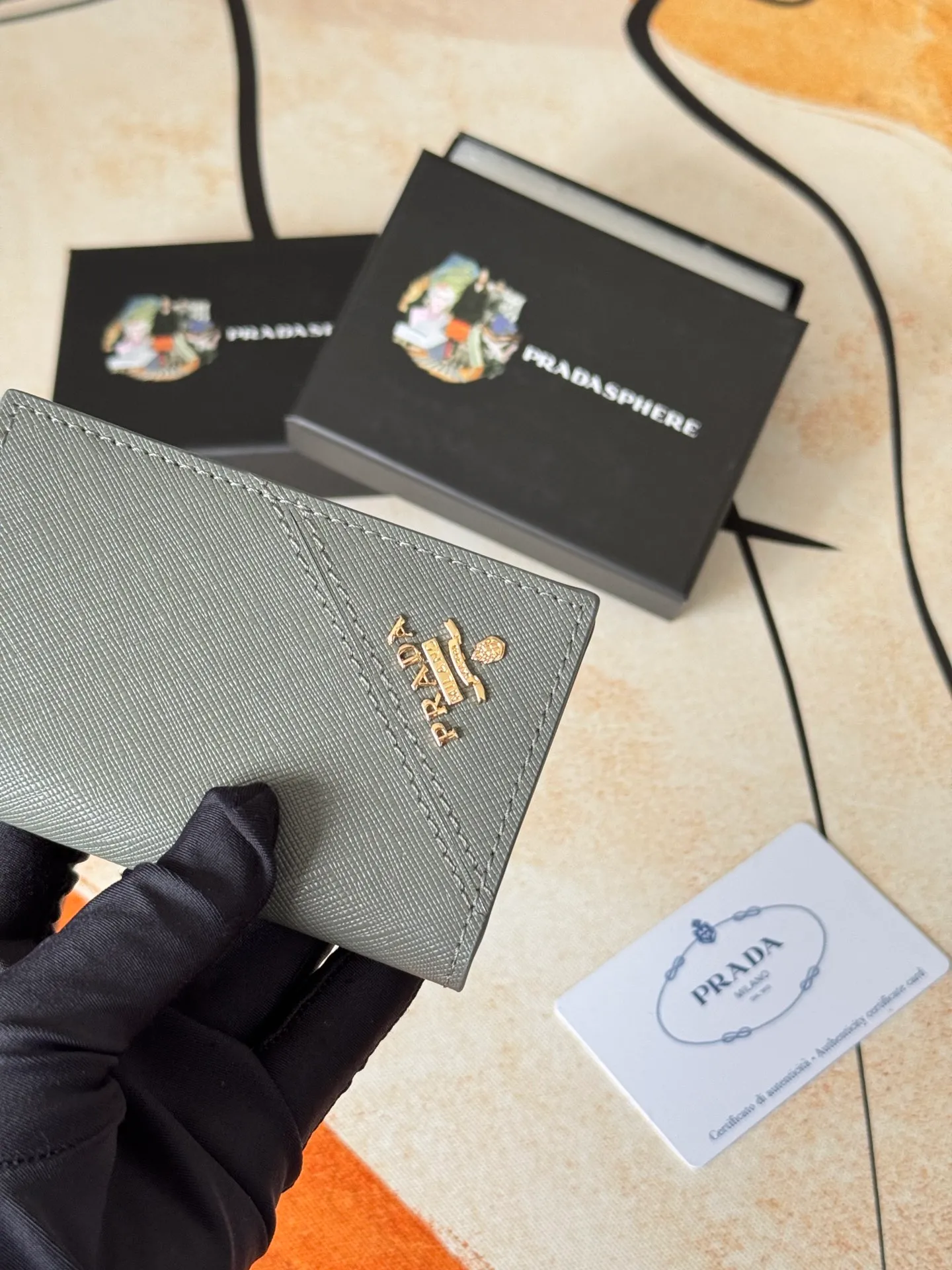 💰120💰prada cross pattern unisex card holder, can be placed in pockets, bags, and can be held in hand, made of cross pattern imported calfskin, pocket card holder, can hold change, 6 card slots, simple and elegant fashion trend. Model 2MC101, color as shown in the picture, size 11×7cm,