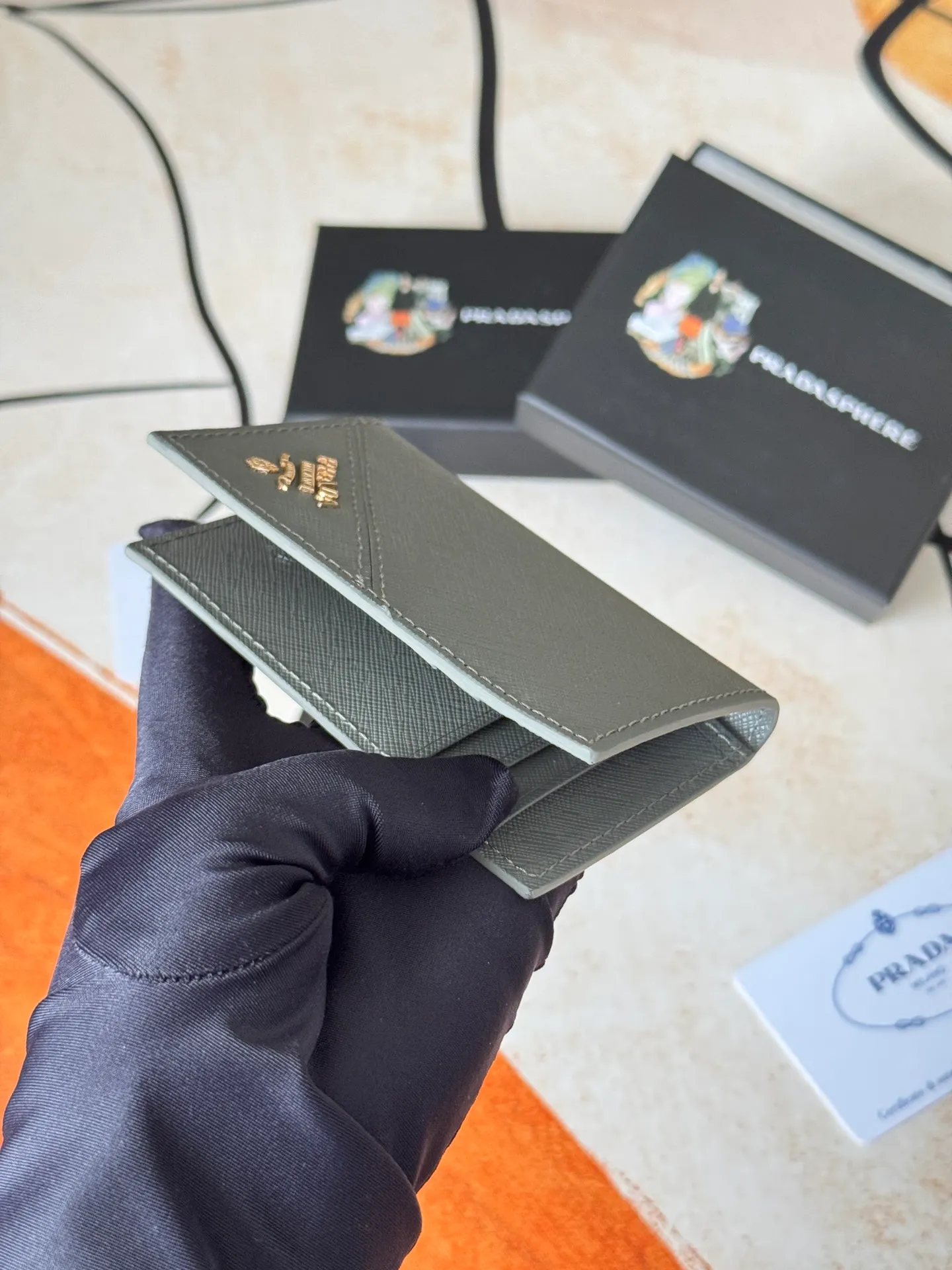 💰120💰prada cross pattern unisex card holder, can be placed in pockets, bags, and can be held in hand, made of cross pattern imported calfskin, pocket card holder, can hold change, 6 card slots, simple and elegant fashion trend. Model 2MC101, color as shown in the picture, size 11×7cm,