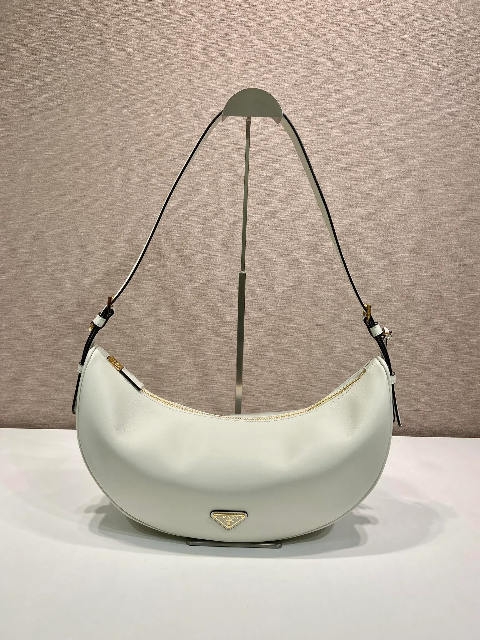 💰1660🎉New product🎉1BC255 armpit bag🎉🎉 This leather handbag adopts a soft and lightweight design and reinterprets the classic crescent shape. The graceful arc outlines the Oversize volume, making it a versatile accessory with ample space. The adjustable handle makes it easy to carry on the shoulder or cross-body. Exquisite and modern, large space capacity, super stylish upper body effect😘😘Babies, hurry up and get it🎉🎉 Length 42x Height 19.5x Bottom 8.5cm🎉🎉🎉💰💰💰