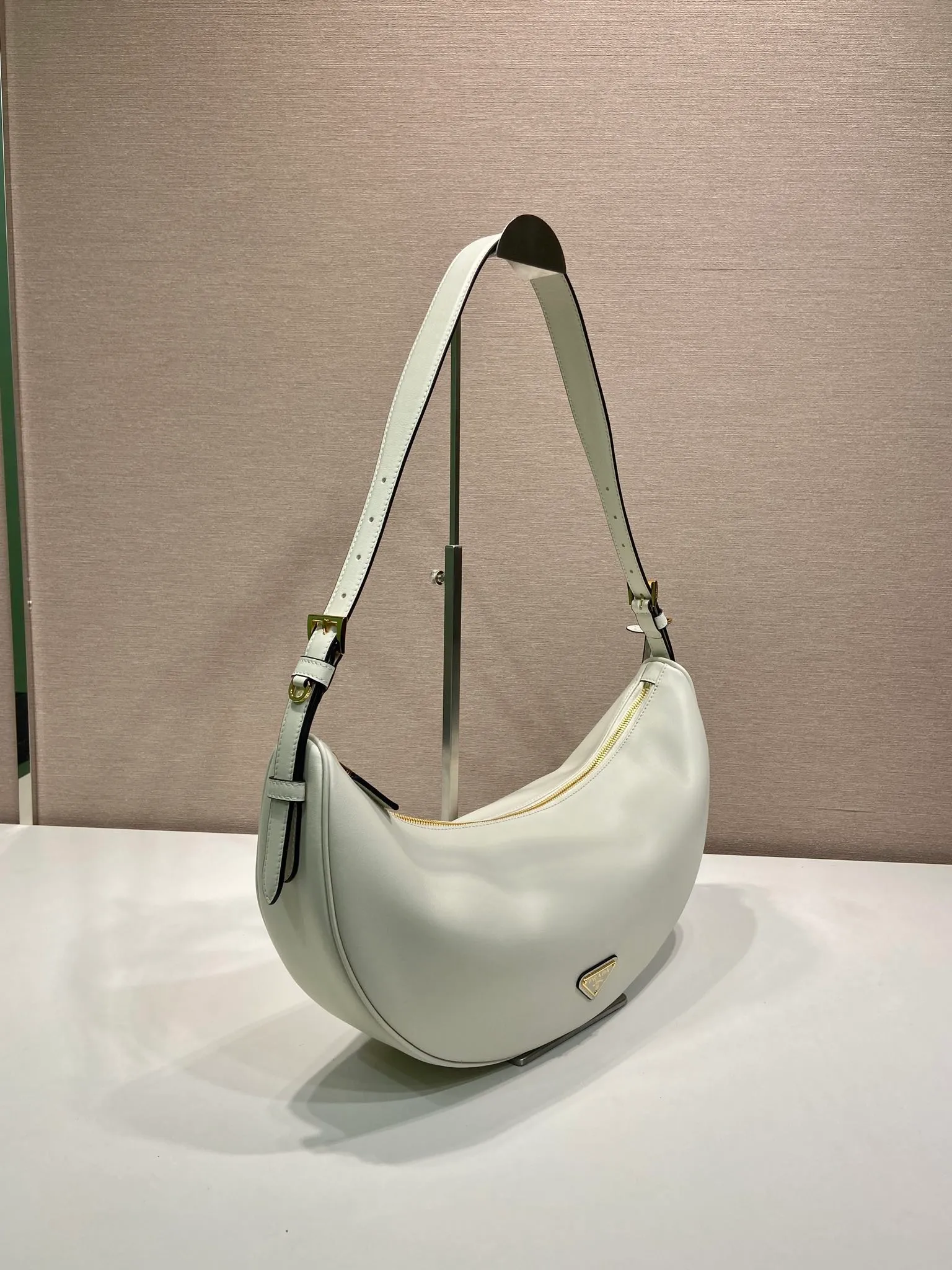 💰1660🎉New product🎉1BC255 armpit bag🎉🎉 This leather handbag adopts a soft and lightweight design and reinterprets the classic crescent shape. The graceful arc outlines the Oversize volume, making it a versatile accessory with ample space. The adjustable handle makes it easy to carry on the shoulder or cross-body. Exquisite and modern, large space capacity, super stylish upper body effect😘😘Babies, hurry up and get it🎉🎉 Length 42x Height 19.5x Bottom 8.5cm🎉🎉🎉💰💰💰