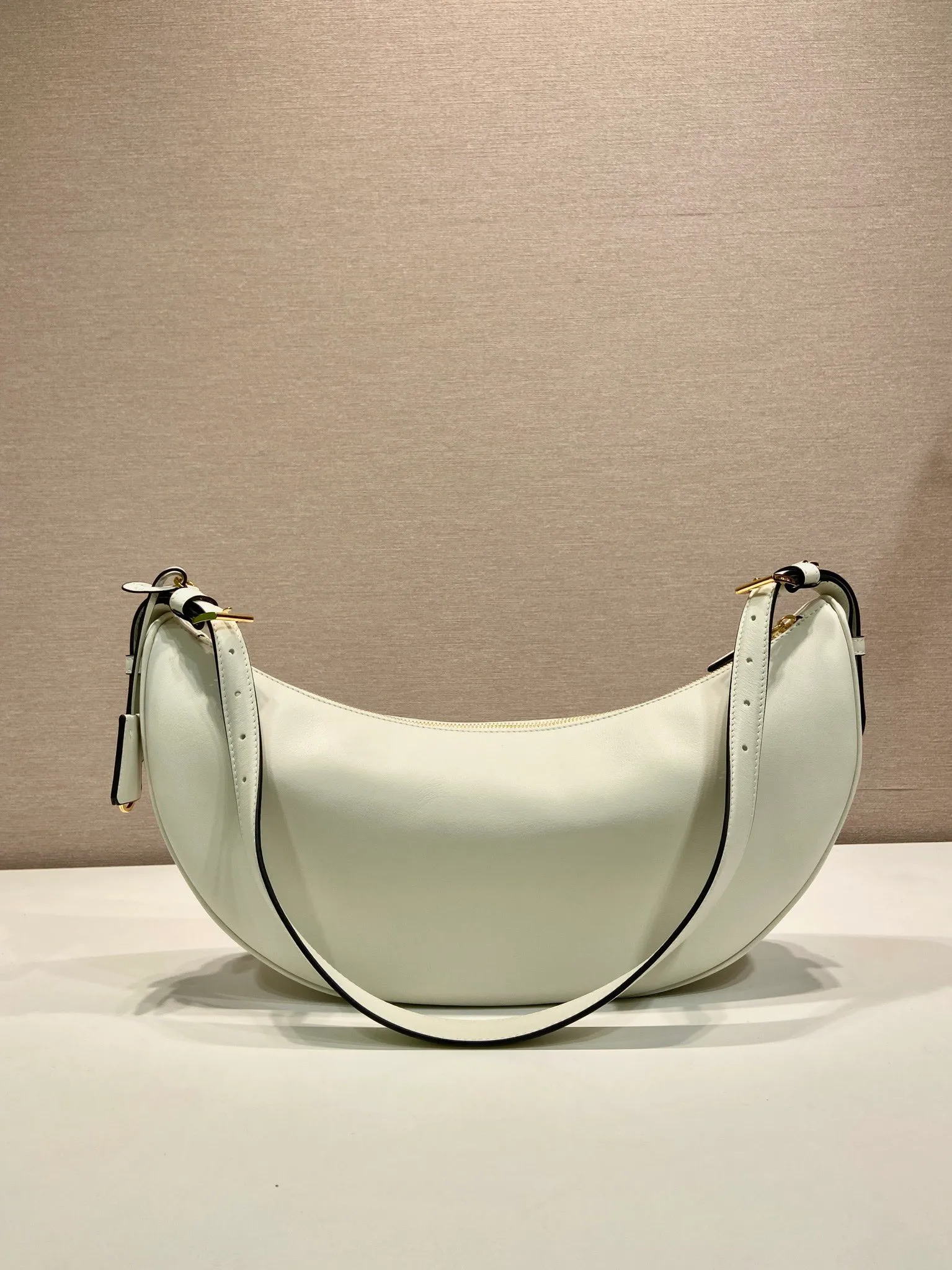 💰1660🎉New product🎉1BC255 armpit bag🎉🎉 This leather handbag adopts a soft and lightweight design and reinterprets the classic crescent shape. The graceful arc outlines the Oversize volume, making it a versatile accessory with ample space. The adjustable handle makes it easy to carry on the shoulder or cross-body. Exquisite and modern, large space capacity, super stylish upper body effect😘😘Babies, hurry up and get it🎉🎉 Length 42x Height 19.5x Bottom 8.5cm🎉🎉🎉💰💰💰