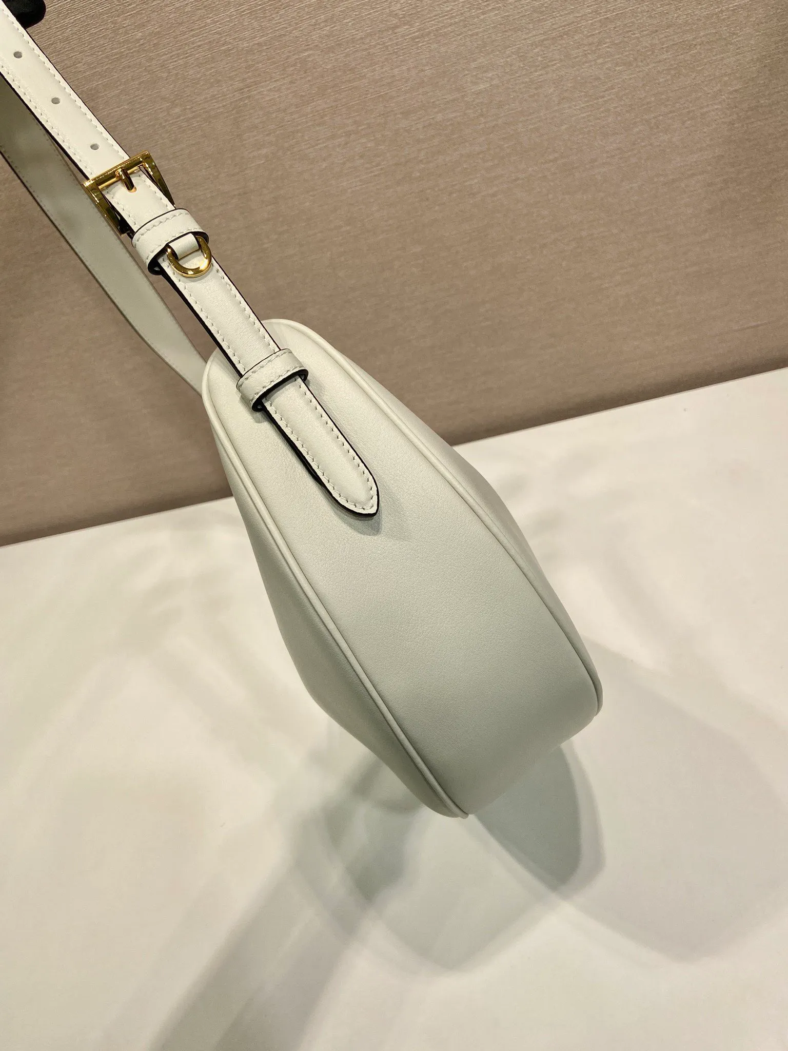 💰1660🎉New product🎉1BC255 armpit bag🎉🎉 This leather handbag adopts a soft and lightweight design and reinterprets the classic crescent shape. The graceful arc outlines the Oversize volume, making it a versatile accessory with ample space. The adjustable handle makes it easy to carry on the shoulder or cross-body. Exquisite and modern, large space capacity, super stylish upper body effect😘😘Babies, hurry up and get it🎉🎉 Length 42x Height 19.5x Bottom 8.5cm🎉🎉🎉💰💰💰