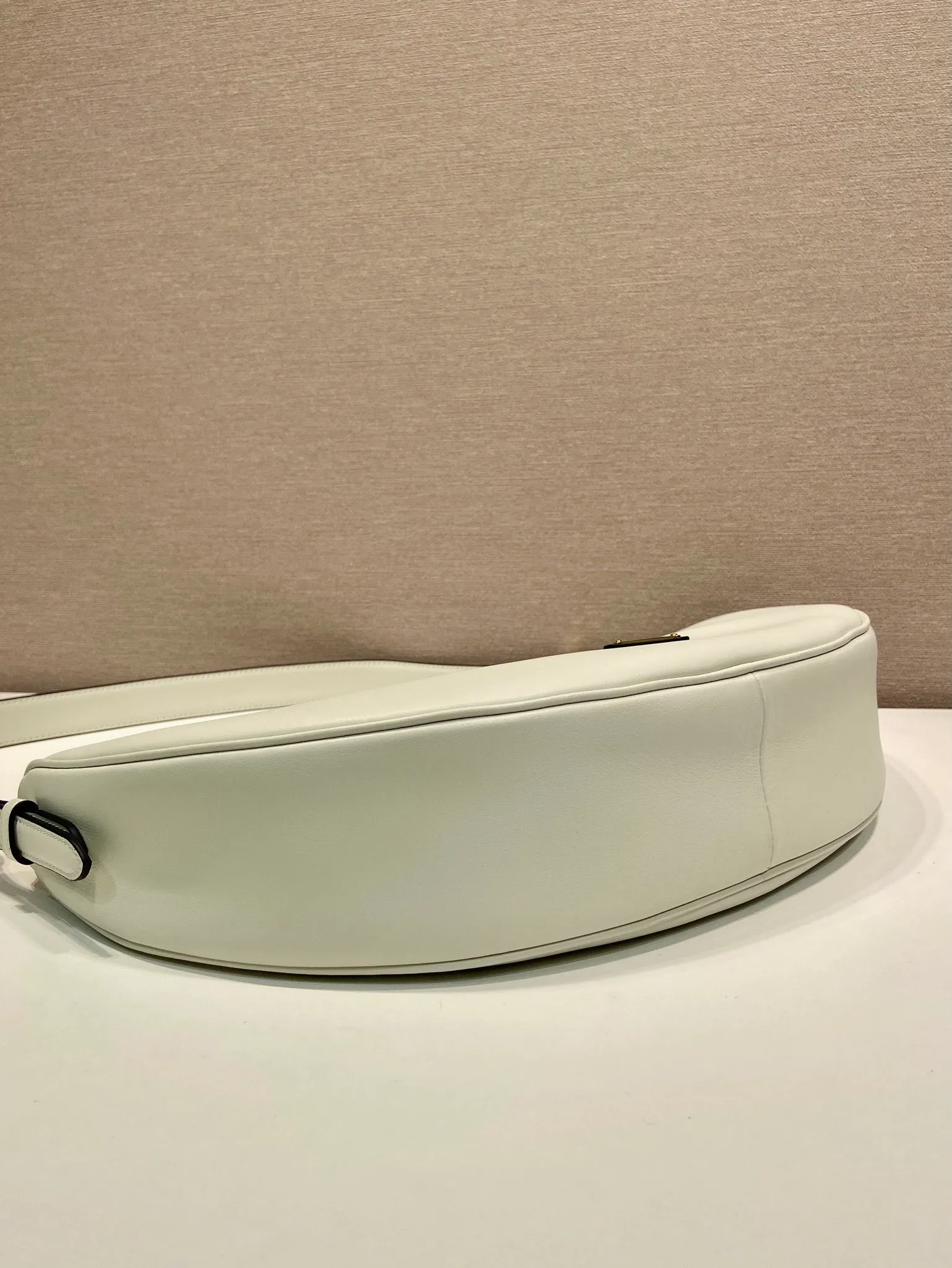 💰1660🎉New product🎉1BC255 armpit bag🎉🎉 This leather handbag adopts a soft and lightweight design and reinterprets the classic crescent shape. The graceful arc outlines the Oversize volume, making it a versatile accessory with ample space. The adjustable handle makes it easy to carry on the shoulder or cross-body. Exquisite and modern, large space capacity, super stylish upper body effect😘😘Babies, hurry up and get it🎉🎉 Length 42x Height 19.5x Bottom 8.5cm🎉🎉🎉💰💰💰