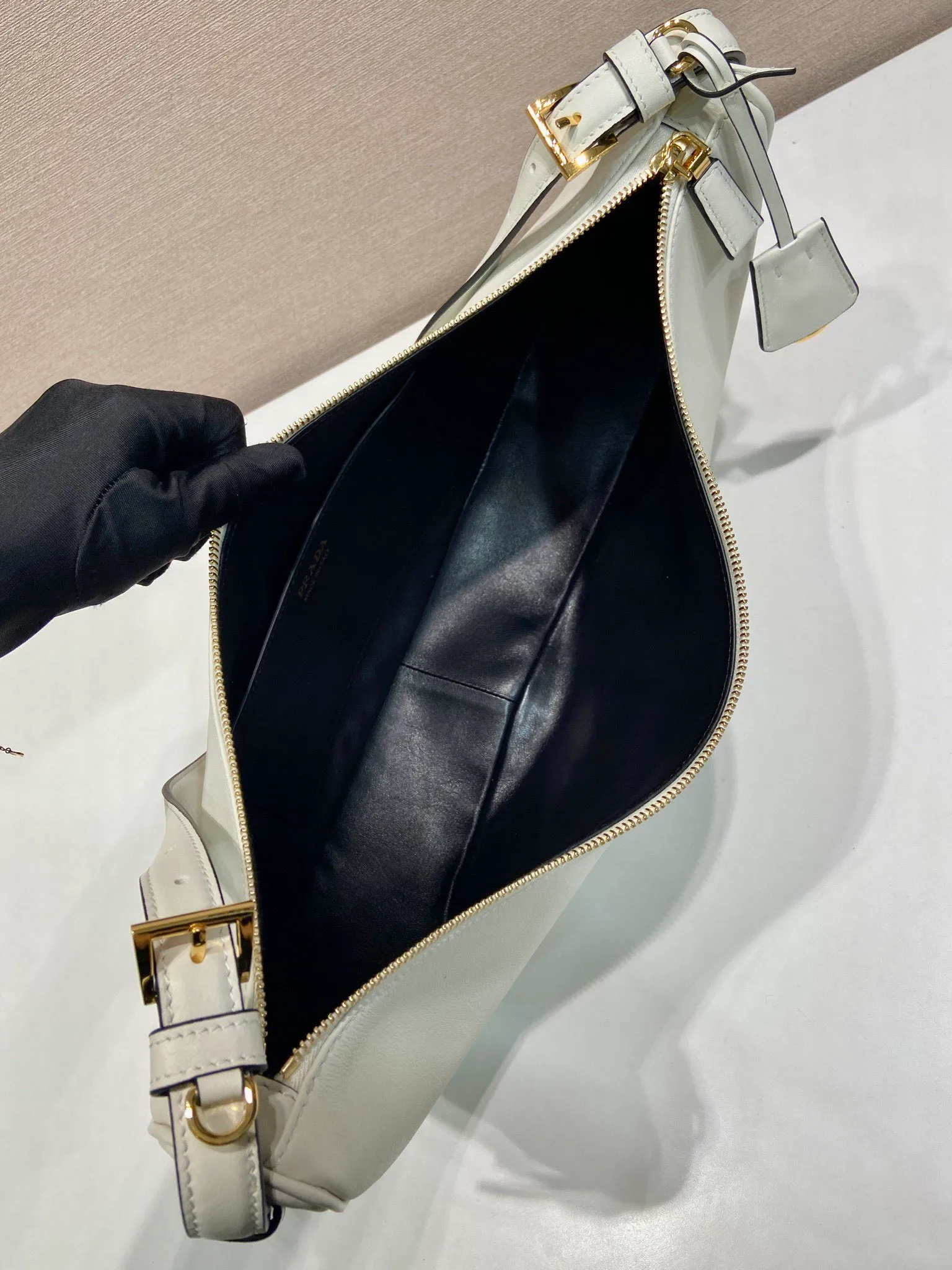 💰1660🎉New product🎉1BC255 armpit bag🎉🎉 This leather handbag adopts a soft and lightweight design and reinterprets the classic crescent shape. The graceful arc outlines the Oversize volume, making it a versatile accessory with ample space. The adjustable handle makes it easy to carry on the shoulder or cross-body. Exquisite and modern, large space capacity, super stylish upper body effect😘😘Babies, hurry up and get it🎉🎉 Length 42x Height 19.5x Bottom 8.5cm🎉🎉🎉💰💰💰