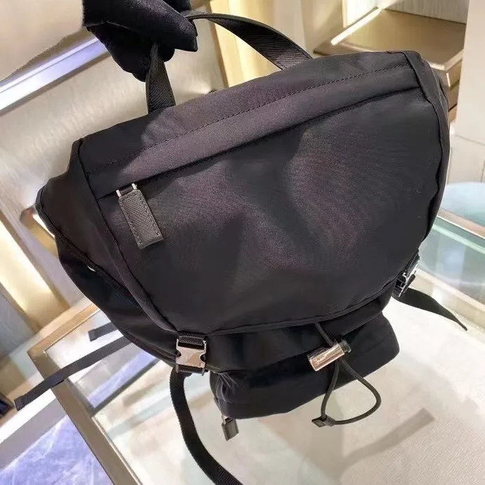 P900¥ [strong], top original quality [celebration] ✨Classic hot style✨ The latest Pr@da men's backpack 2VZ135 Triangular enamel nameplate logo Imported original parachute fabric Using imported equipment ✈️ + original hardware accessories Adjustable nylon shoulder straps Flip strap closure and internal drawstring closure Perfect details on the back padding 😘With OEM code Size 17*27*45 Fashionable and casual, a must-have for fashionistas [deyi][deyi] It will be shipped soon [deyi][deyi]