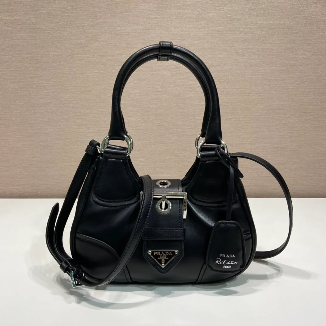 💰1660🎉New Moon handbag🎉1BA381 full lambskin🎉🎉 This Moon handbag is designed with imported lambskin, and the interior is also full sheepskin👏 It is equipped with a 100 cm detachable and adjustable long leather shoulder strap, which can be carried by hand or on the shoulder, a detachable leather keychain, and a triangle logo magnetic buckle/lace closure on the front. It is lightweight and practical, and the upper body effect is cool/fashionable. Another popular style that will never go out of style🎉🎉Hurry up and get it🎉 Length 22.5x Height 16x Bottom 7.5cm