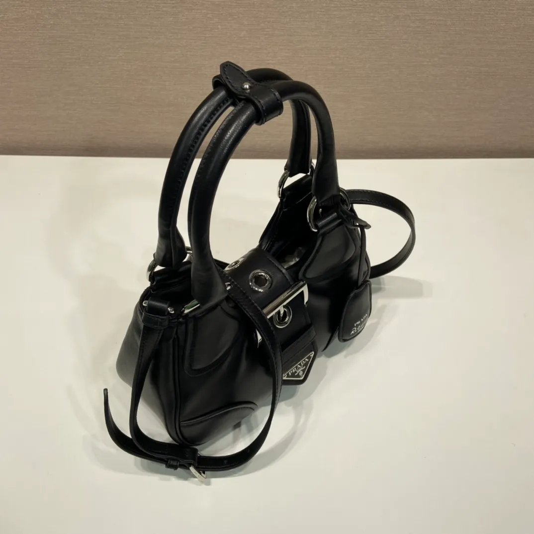 💰1660🎉New Moon handbag🎉1BA381 full lambskin🎉🎉 This Moon handbag is designed with imported lambskin, and the interior is also full sheepskin👏 It is equipped with a 100 cm detachable and adjustable long leather shoulder strap, which can be carried by hand or on the shoulder, a detachable leather keychain, and a triangle logo magnetic buckle/lace closure on the front. It is lightweight and practical, and the upper body effect is cool/fashionable. Another popular style that will never go out of style🎉🎉Hurry up and get it🎉 Length 22.5x Height 16x Bottom 7.5cm