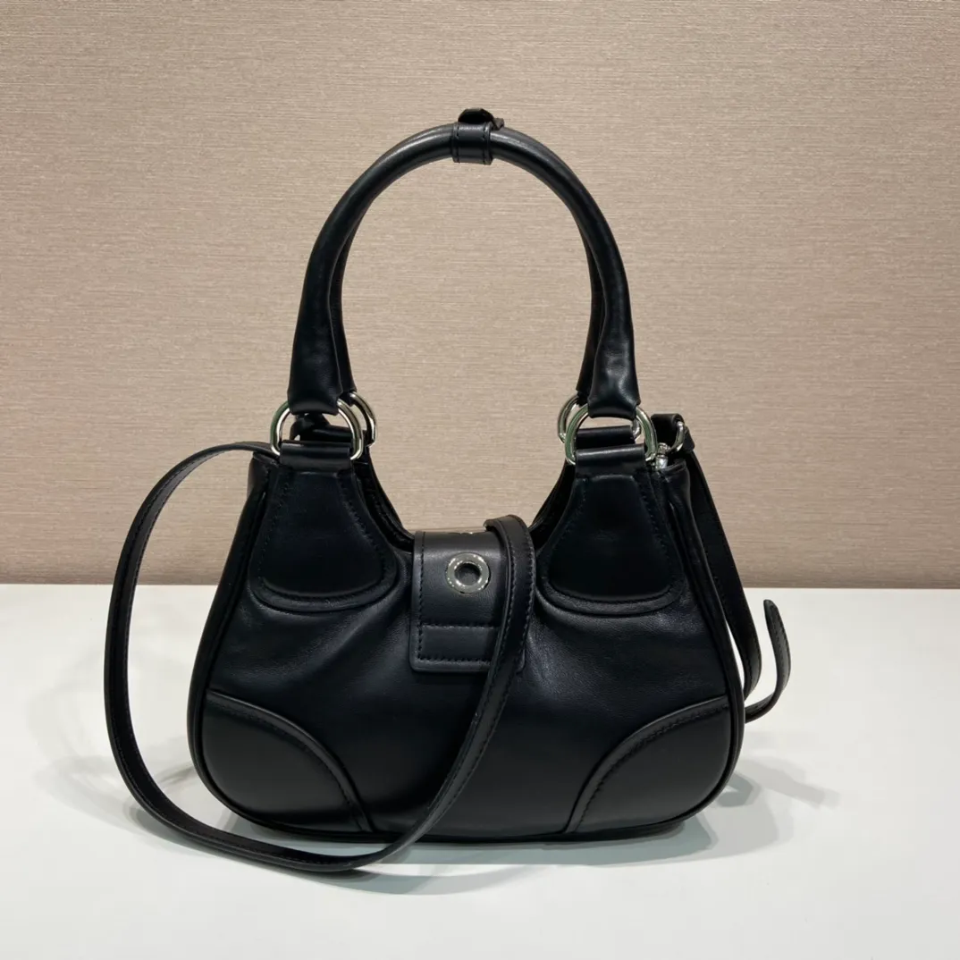 💰1660🎉New Moon handbag🎉1BA381 full lambskin🎉🎉 This Moon handbag is designed with imported lambskin, and the interior is also full sheepskin👏 It is equipped with a 100 cm detachable and adjustable long leather shoulder strap, which can be carried by hand or on the shoulder, a detachable leather keychain, and a triangle logo magnetic buckle/lace closure on the front. It is lightweight and practical, and the upper body effect is cool/fashionable. Another popular style that will never go out of style🎉🎉Hurry up and get it🎉 Length 22.5x Height 16x Bottom 7.5cm