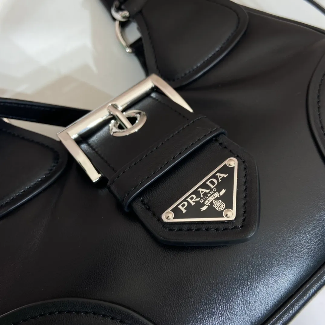 💰1660🎉New Moon handbag🎉1BA381 full lambskin🎉🎉 This Moon handbag is designed with imported lambskin, and the interior is also full sheepskin👏 It is equipped with a 100 cm detachable and adjustable long leather shoulder strap, which can be carried by hand or on the shoulder, a detachable leather keychain, and a triangle logo magnetic buckle/lace closure on the front. It is lightweight and practical, and the upper body effect is cool/fashionable. Another popular style that will never go out of style🎉🎉Hurry up and get it🎉 Length 22.5x Height 16x Bottom 7.5cm