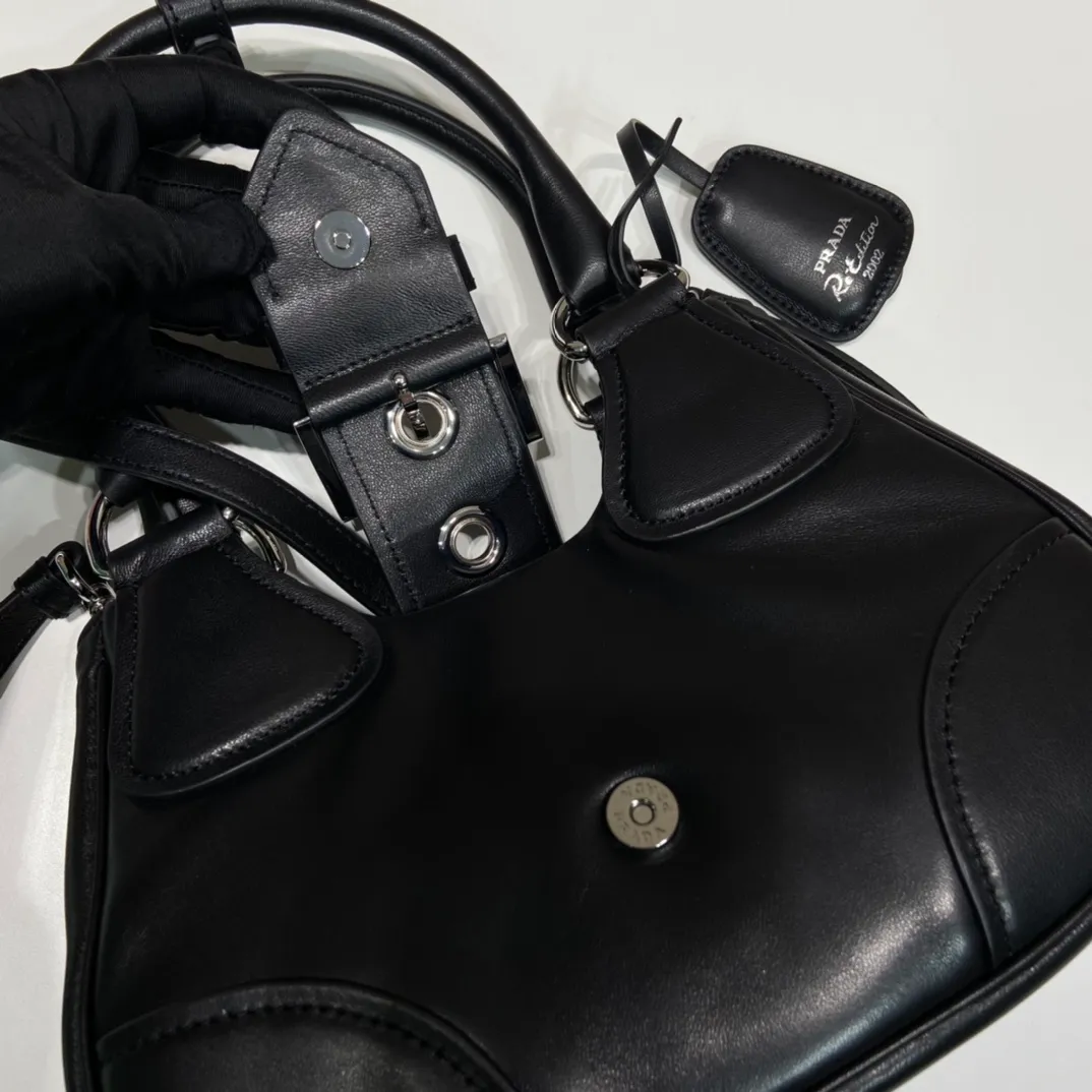 💰1660🎉New Moon handbag🎉1BA381 full lambskin🎉🎉 This Moon handbag is designed with imported lambskin, and the interior is also full sheepskin👏 It is equipped with a 100 cm detachable and adjustable long leather shoulder strap, which can be carried by hand or on the shoulder, a detachable leather keychain, and a triangle logo magnetic buckle/lace closure on the front. It is lightweight and practical, and the upper body effect is cool/fashionable. Another popular style that will never go out of style🎉🎉Hurry up and get it🎉 Length 22.5x Height 16x Bottom 7.5cm