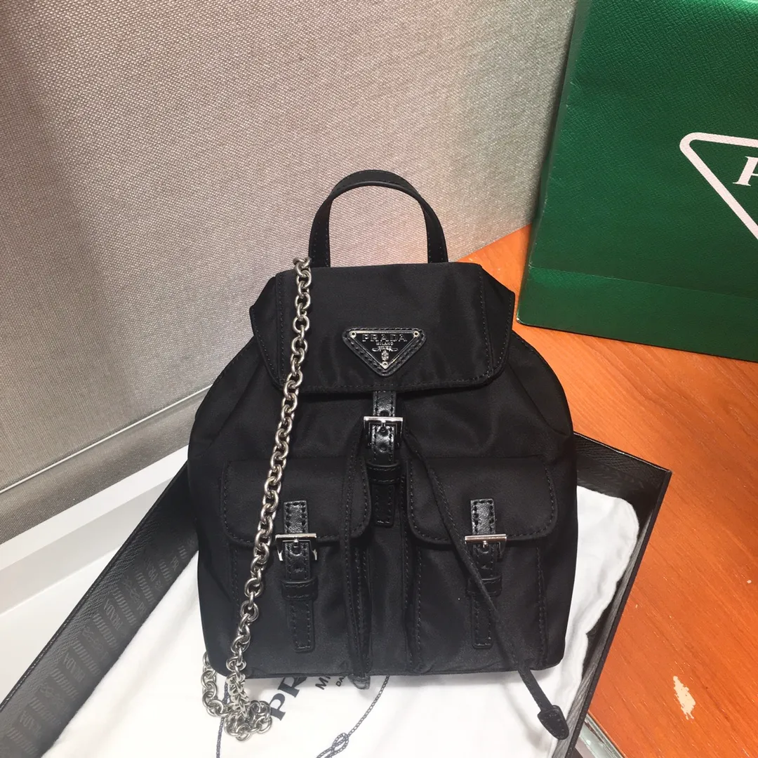 💰860🎉New model🎉The latest Mini cross-body backpack 1BH029🎉So cute😘😘The miniaturized version of the classic backpack🙈🙈It can be worn on one shoulder or across the body. Beauties who like small bags and are fashionable, hurry up and get it. It is practical, lightweight and good-looking👍👍 Length 17x Height 15.5x Bottom 8cm