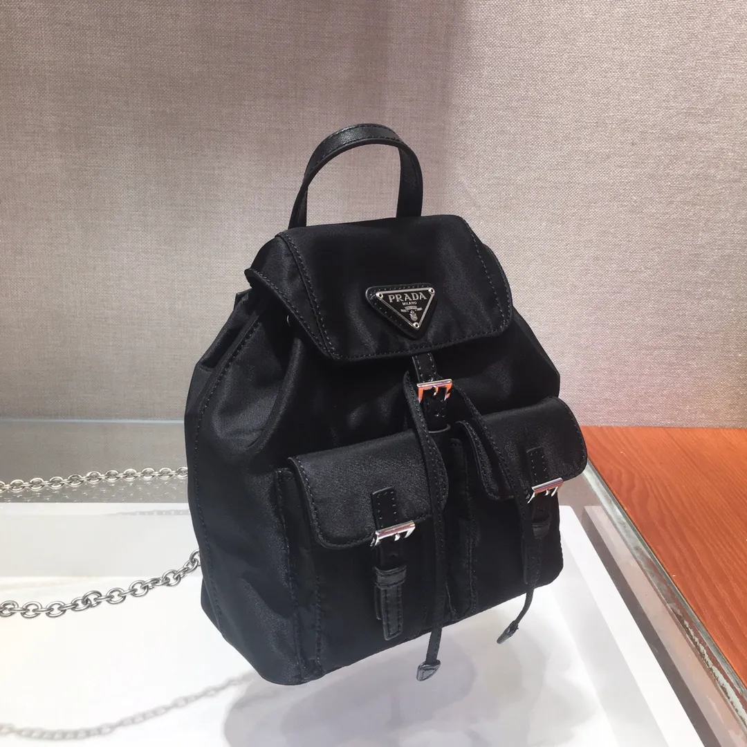 💰860🎉New model🎉The latest Mini cross-body backpack 1BH029🎉So cute😘😘The miniaturized version of the classic backpack🙈🙈It can be worn on one shoulder or across the body. Beauties who like small bags and are fashionable, hurry up and get it. It is practical, lightweight and good-looking👍👍 Length 17x Height 15.5x Bottom 8cm