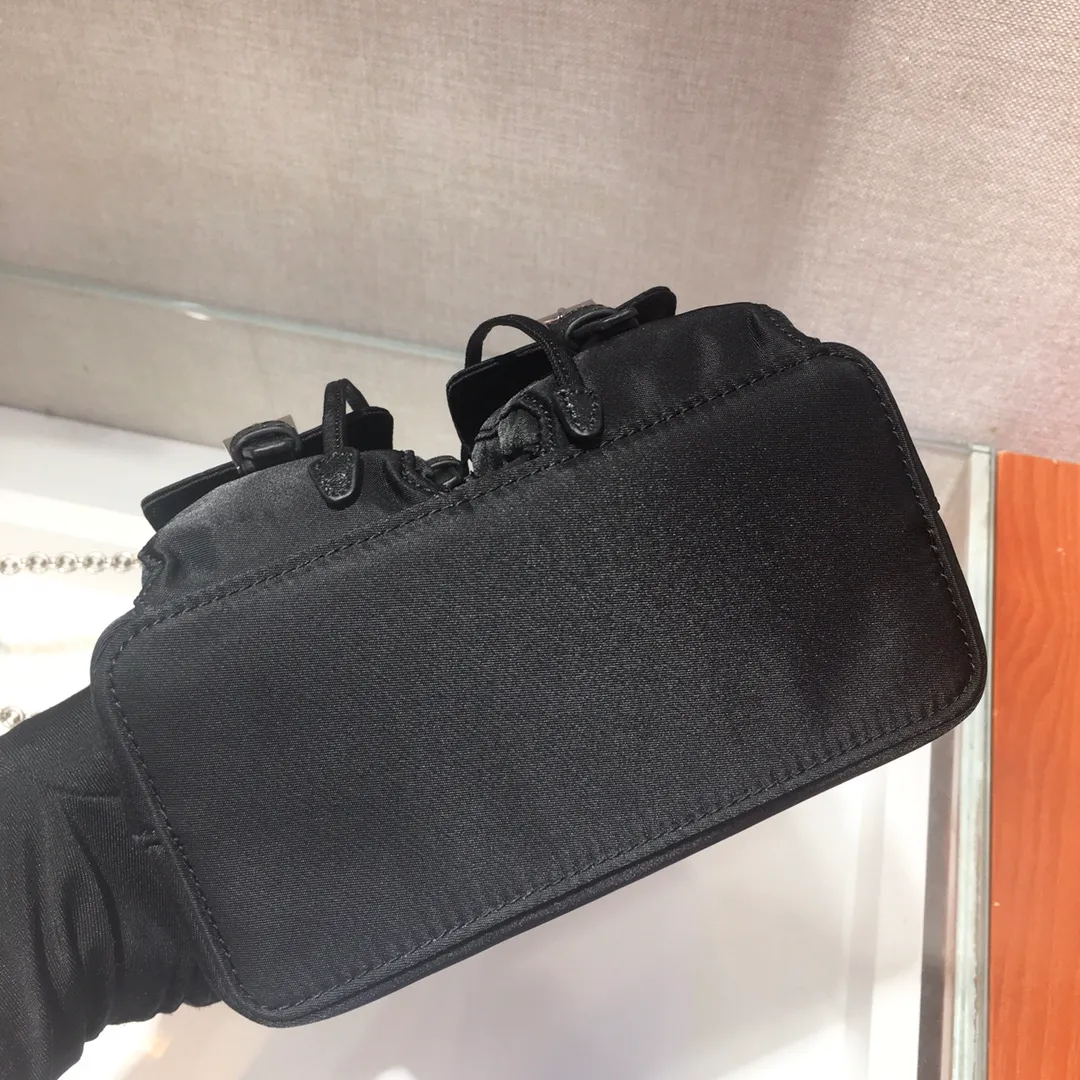 💰860🎉New model🎉The latest Mini cross-body backpack 1BH029🎉So cute😘😘The miniaturized version of the classic backpack🙈🙈It can be worn on one shoulder or across the body. Beauties who like small bags and are fashionable, hurry up and get it. It is practical, lightweight and good-looking👍👍 Length 17x Height 15.5x Bottom 8cm