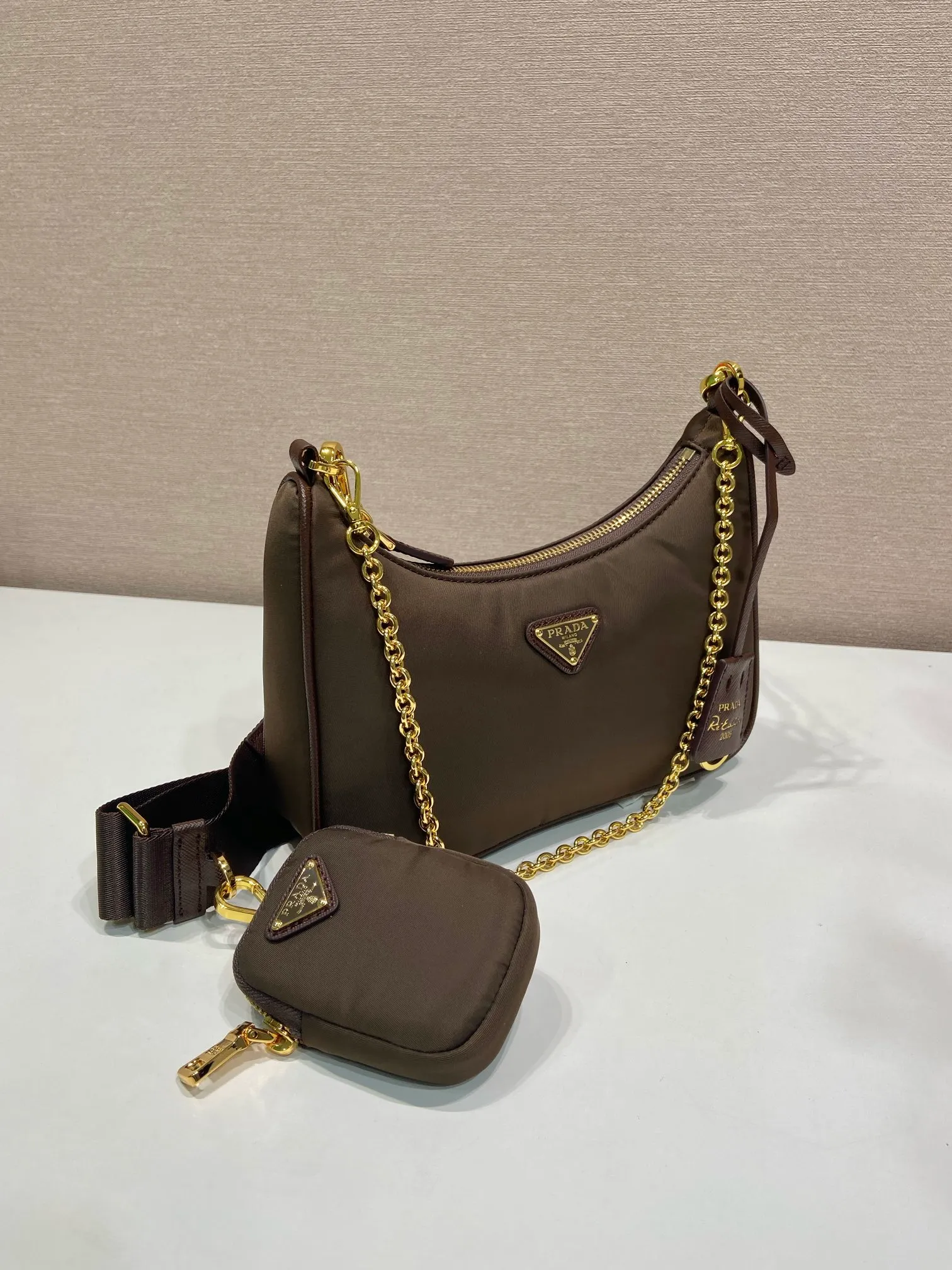 💰1040🎉Hot-selling gold hardware🎉🎉New 1BH204 gold hardware, nylon Hobo hand/armpit bag😘😘Hobo, a group of Internet celebrity sisters who are crazy about planting and popular in the fashion circle, has a new model! 👏👏The design of this Hobo bag is great👍👍One bag with three uses😘😘waist bag/crossbody/single shoulder bag👍👍The handle is replaced by a gold chain, which makes the armpit bag more sexy. It also has a long shoulder strap. What I love most is that the shoulder strap also has a small pendant (small bag), which can also be hung on other bags and pants as accessories. 🙊🙊There is no problem in matching various clothes in normal times😘😘Babies, hurry up and get it, it’s so beautiful🙊🙊Dimensions: Length 22X Height 12x Bottom 6cm👏👏👏💰💰💰