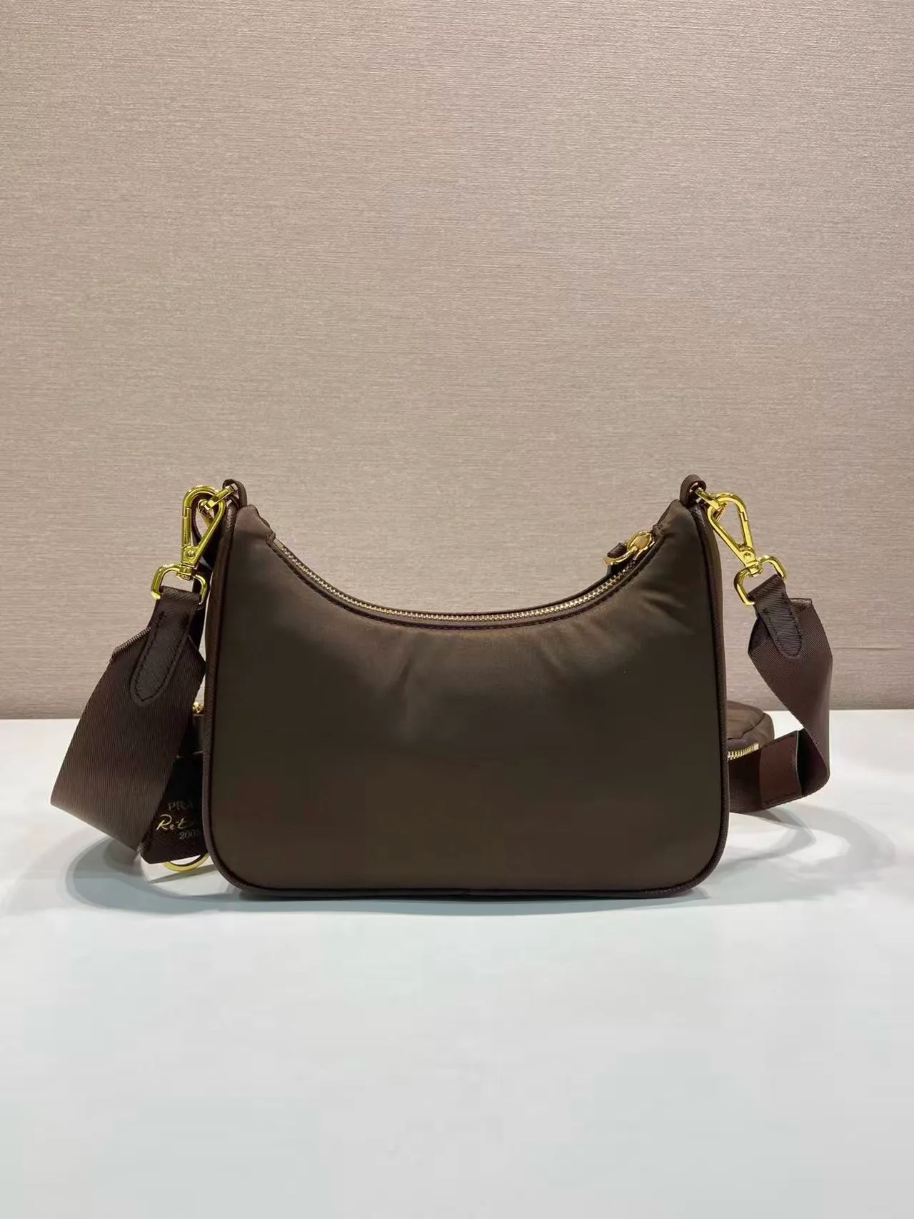 💰1040🎉Hot-selling gold hardware🎉🎉New 1BH204 gold hardware, nylon Hobo hand/armpit bag😘😘Hobo, a group of Internet celebrity sisters who are crazy about planting and popular in the fashion circle, has a new model! 👏👏The design of this Hobo bag is great👍👍One bag with three uses😘😘waist bag/crossbody/single shoulder bag👍👍The handle is replaced by a gold chain, which makes the armpit bag more sexy. It also has a long shoulder strap. What I love most is that the shoulder strap also has a small pendant (small bag), which can also be hung on other bags and pants as accessories. 🙊🙊There is no problem in matching various clothes in normal times😘😘Babies, hurry up and get it, it’s so beautiful🙊🙊Dimensions: Length 22X Height 12x Bottom 6cm👏👏👏💰💰💰