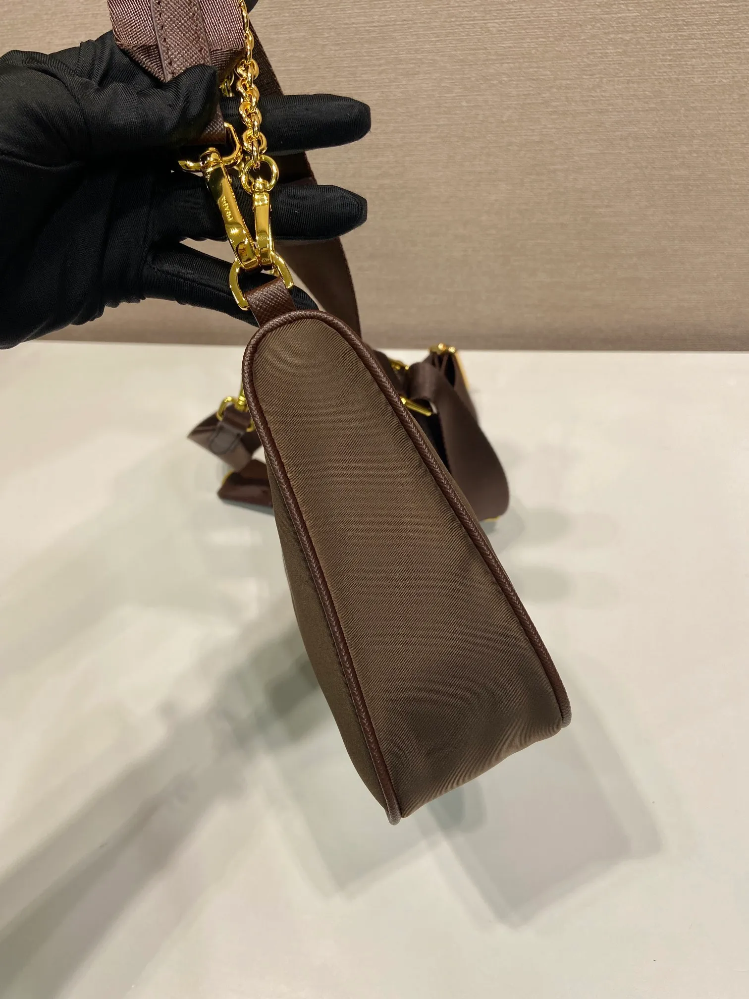 💰1040🎉Hot-selling gold hardware🎉🎉New 1BH204 gold hardware, nylon Hobo hand/armpit bag😘😘Hobo, a group of Internet celebrity sisters who are crazy about planting and popular in the fashion circle, has a new model! 👏👏The design of this Hobo bag is great👍👍One bag with three uses😘😘waist bag/crossbody/single shoulder bag👍👍The handle is replaced by a gold chain, which makes the armpit bag more sexy. It also has a long shoulder strap. What I love most is that the shoulder strap also has a small pendant (small bag), which can also be hung on other bags and pants as accessories. 🙊🙊There is no problem in matching various clothes in normal times😘😘Babies, hurry up and get it, it’s so beautiful🙊🙊Dimensions: Length 22X Height 12x Bottom 6cm👏👏👏💰💰💰