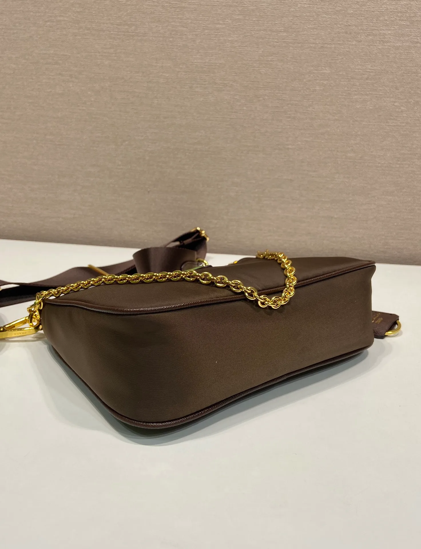 💰1040🎉Hot-selling gold hardware🎉🎉New 1BH204 gold hardware, nylon Hobo hand/armpit bag😘😘Hobo, a group of Internet celebrity sisters who are crazy about planting and popular in the fashion circle, has a new model! 👏👏The design of this Hobo bag is great👍👍One bag with three uses😘😘waist bag/crossbody/single shoulder bag👍👍The handle is replaced by a gold chain, which makes the armpit bag more sexy. It also has a long shoulder strap. What I love most is that the shoulder strap also has a small pendant (small bag), which can also be hung on other bags and pants as accessories. 🙊🙊There is no problem in matching various clothes in normal times😘😘Babies, hurry up and get it, it’s so beautiful🙊🙊Dimensions: Length 22X Height 12x Bottom 6cm👏👏👏💰💰💰
