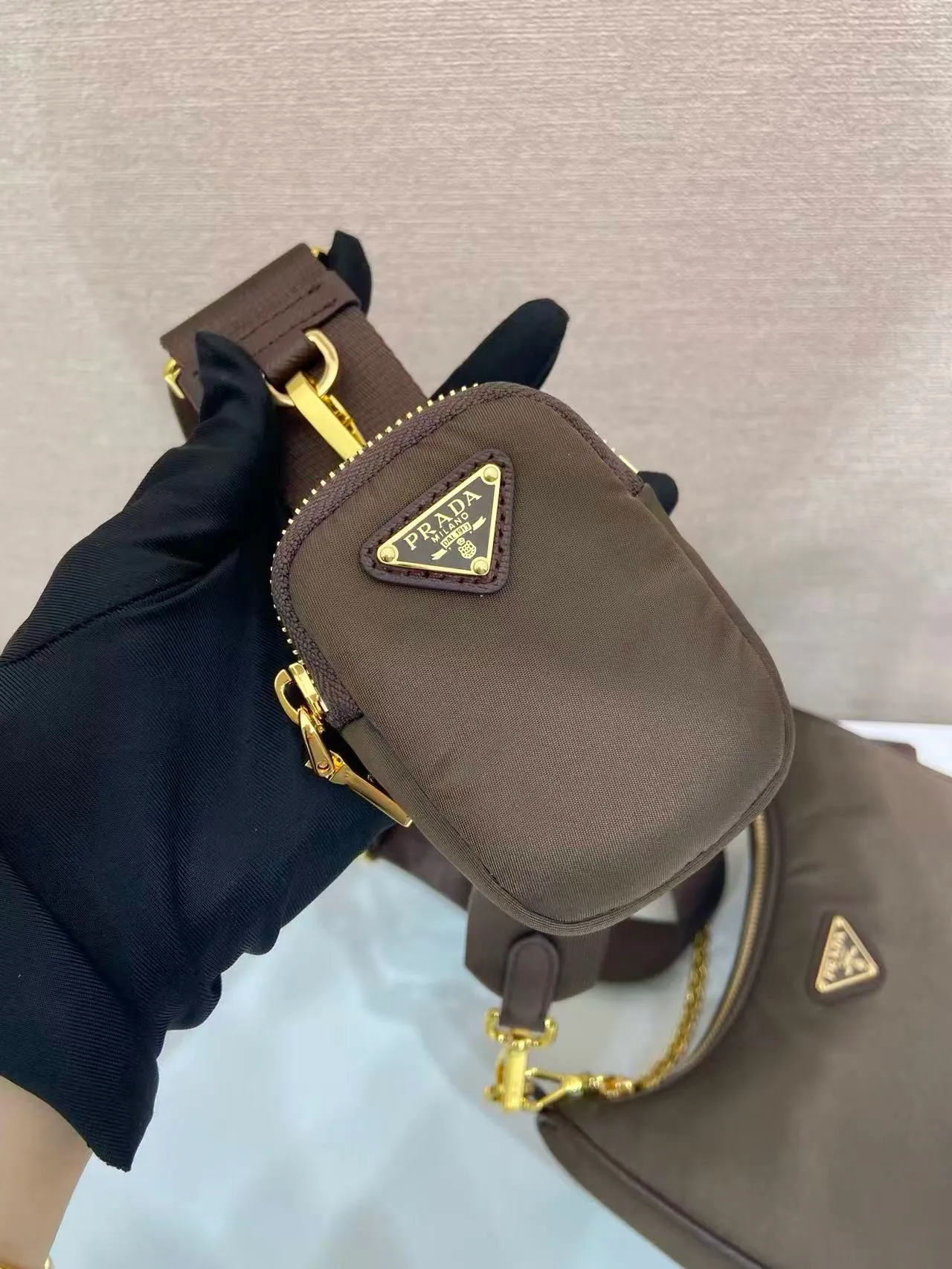 💰1040🎉Hot-selling gold hardware🎉🎉New 1BH204 gold hardware, nylon Hobo hand/armpit bag😘😘Hobo, a group of Internet celebrity sisters who are crazy about planting and popular in the fashion circle, has a new model! 👏👏The design of this Hobo bag is great👍👍One bag with three uses😘😘waist bag/crossbody/single shoulder bag👍👍The handle is replaced by a gold chain, which makes the armpit bag more sexy. It also has a long shoulder strap. What I love most is that the shoulder strap also has a small pendant (small bag), which can also be hung on other bags and pants as accessories. 🙊🙊There is no problem in matching various clothes in normal times😘😘Babies, hurry up and get it, it’s so beautiful🙊🙊Dimensions: Length 22X Height 12x Bottom 6cm👏👏👏💰💰💰