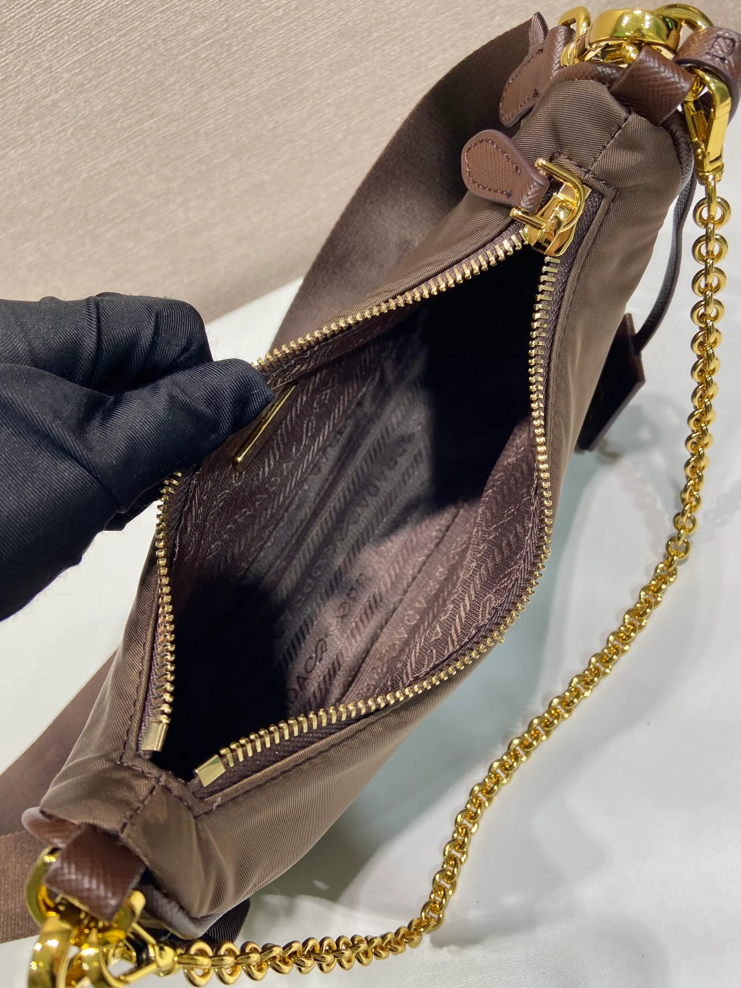 💰1040🎉Hot-selling gold hardware🎉🎉New 1BH204 gold hardware, nylon Hobo hand/armpit bag😘😘Hobo, a group of Internet celebrity sisters who are crazy about planting and popular in the fashion circle, has a new model! 👏👏The design of this Hobo bag is great👍👍One bag with three uses😘😘waist bag/crossbody/single shoulder bag👍👍The handle is replaced by a gold chain, which makes the armpit bag more sexy. It also has a long shoulder strap. What I love most is that the shoulder strap also has a small pendant (small bag), which can also be hung on other bags and pants as accessories. 🙊🙊There is no problem in matching various clothes in normal times😘😘Babies, hurry up and get it, it’s so beautiful🙊🙊Dimensions: Length 22X Height 12x Bottom 6cm👏👏👏💰💰💰