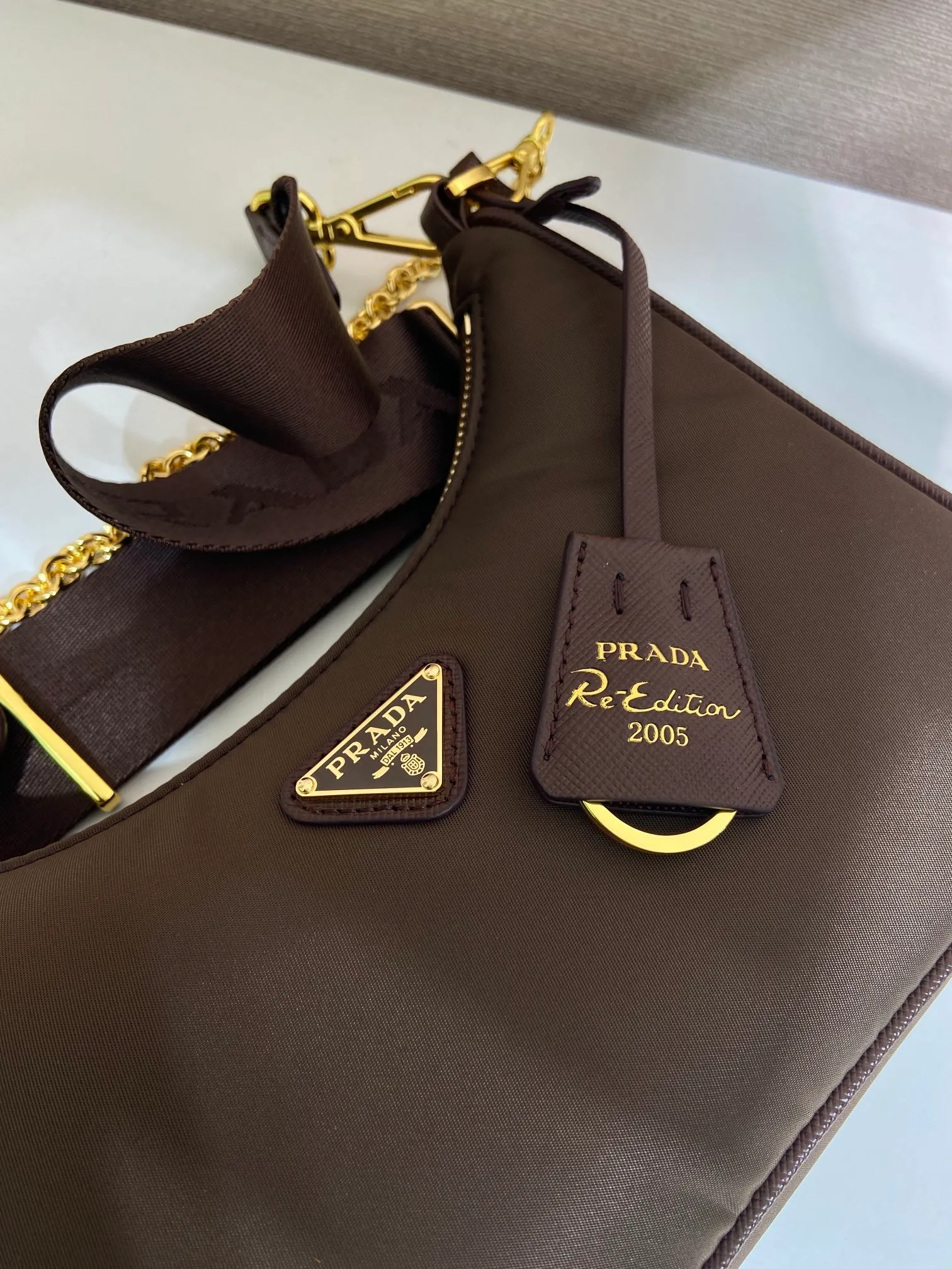 💰1040🎉Hot-selling gold hardware🎉🎉New 1BH204 gold hardware, nylon Hobo hand/armpit bag😘😘Hobo, a group of Internet celebrity sisters who are crazy about planting and popular in the fashion circle, has a new model! 👏👏The design of this Hobo bag is great👍👍One bag with three uses😘😘waist bag/crossbody/single shoulder bag👍👍The handle is replaced by a gold chain, which makes the armpit bag more sexy. It also has a long shoulder strap. What I love most is that the shoulder strap also has a small pendant (small bag), which can also be hung on other bags and pants as accessories. 🙊🙊There is no problem in matching various clothes in normal times😘😘Babies, hurry up and get it, it’s so beautiful🙊🙊Dimensions: Length 22X Height 12x Bottom 6cm👏👏👏💰💰💰