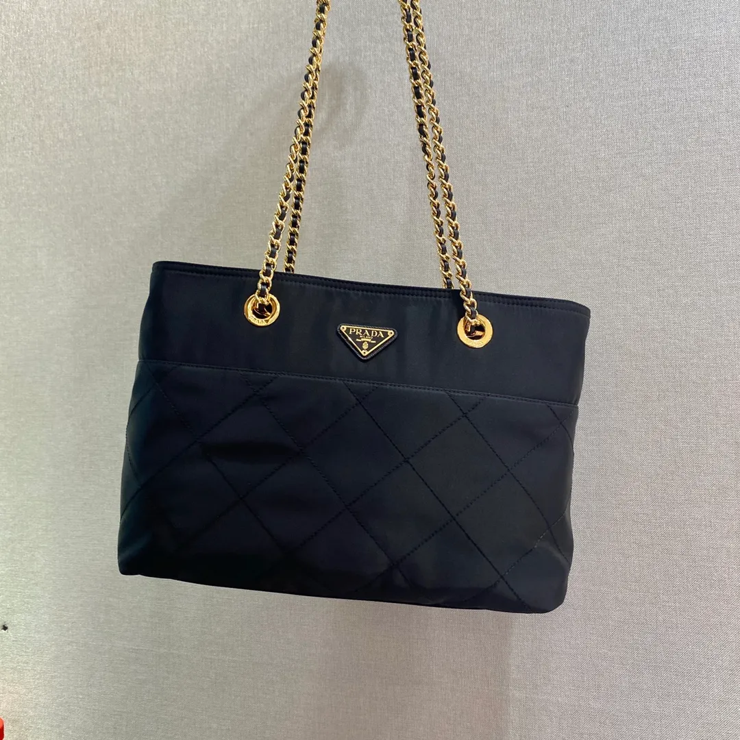 💰1240🎉Second-hand zipper style🎉1BD626🎉🎉 This Vintage vintage chain rhombus hobo bag has a great design👏👏 Purely handmade nylon rhombus design, can be worn on one shoulder, across the body, or carried on the street. The imported black gold chain is really the eternal theme of vintage😘😘It is simple and elegant, and the capacity is very large👍The upper body is particularly trendy, versatile and fashionable. No matter casual or formal, they all have a stable temperament. Hurry up and get it🙊I love this second-hand hobo bag so much😘😘 Length 33x Height 26.5x Bottom 8cm