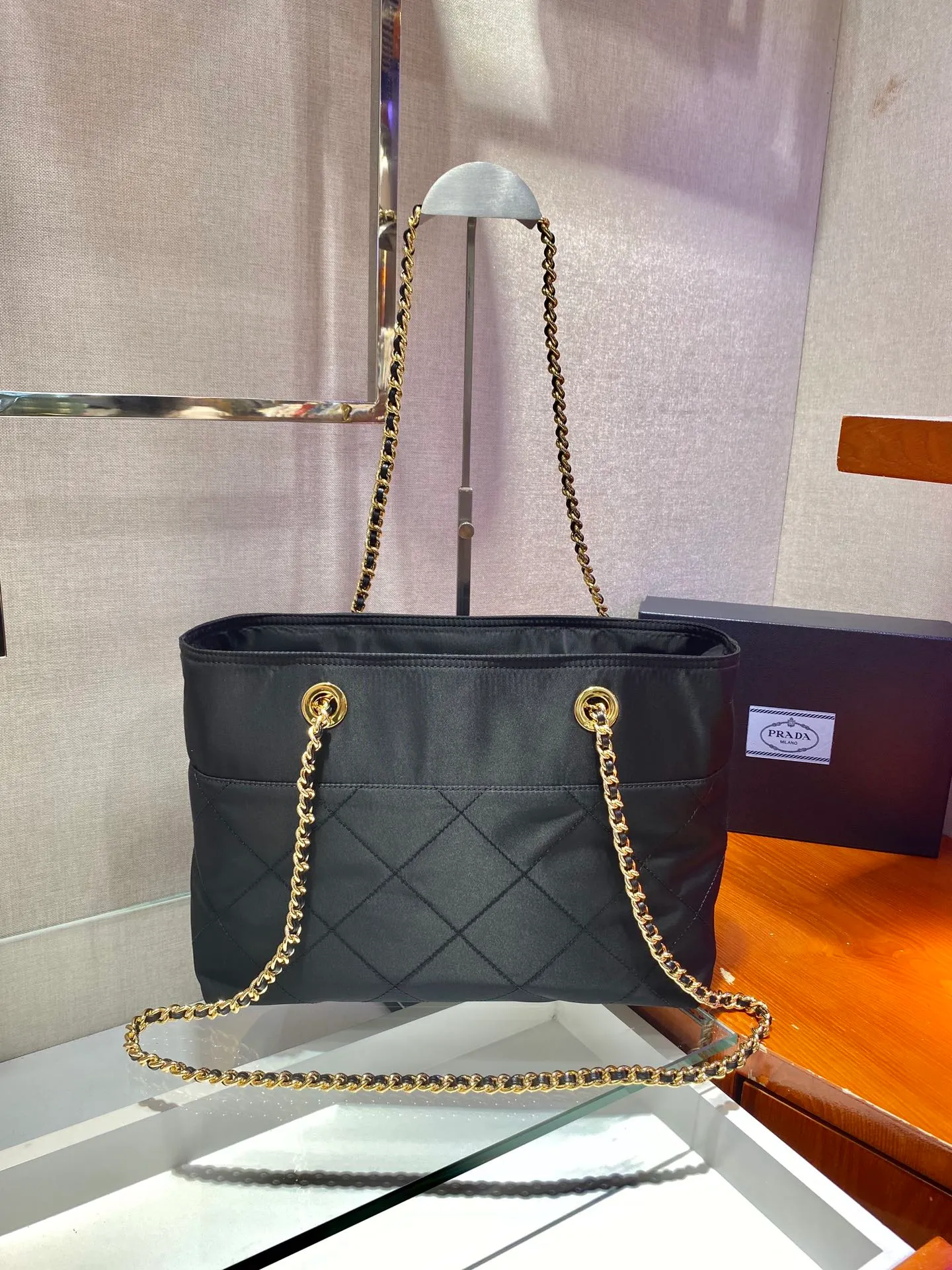 💰1240🎉Second-hand zipper style🎉1BD626🎉🎉 This Vintage vintage chain rhombus hobo bag has a great design👏👏 Purely handmade nylon rhombus design, can be worn on one shoulder, across the body, or carried on the street. The imported black gold chain is really the eternal theme of vintage😘😘It is simple and elegant, and the capacity is very large👍The upper body is particularly trendy, versatile and fashionable. No matter casual or formal, they all have a stable temperament. Hurry up and get it🙊I love this second-hand hobo bag so much😘😘 Length 33x Height 26.5x Bottom 8cm