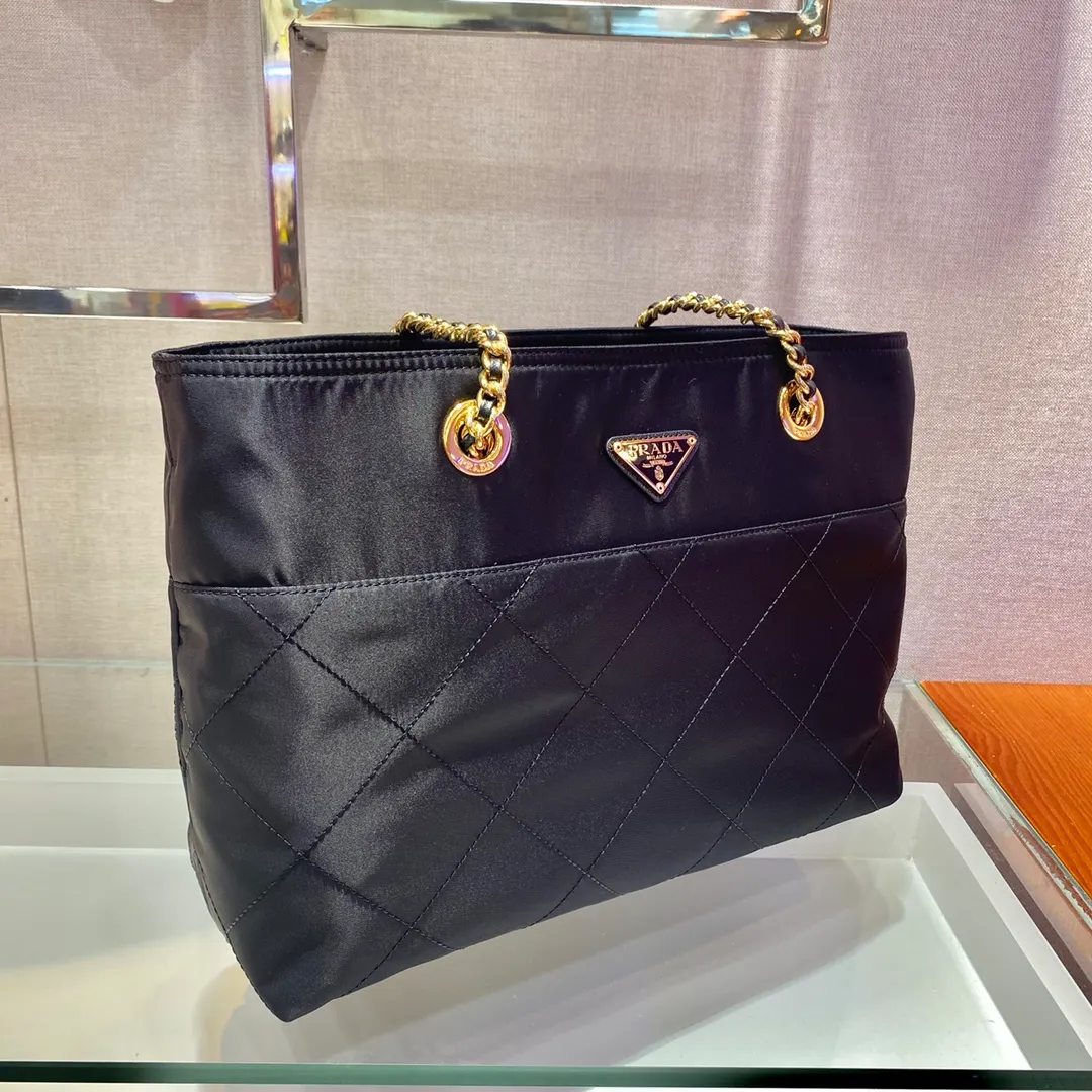 💰1240🎉Second-hand zipper style🎉1BD626🎉🎉 This Vintage vintage chain rhombus hobo bag has a great design👏👏 Purely handmade nylon rhombus design, can be worn on one shoulder, across the body, or carried on the street. The imported black gold chain is really the eternal theme of vintage😘😘It is simple and elegant, and the capacity is very large👍The upper body is particularly trendy, versatile and fashionable. No matter casual or formal, they all have a stable temperament. Hurry up and get it🙊I love this second-hand hobo bag so much😘😘 Length 33x Height 26.5x Bottom 8cm