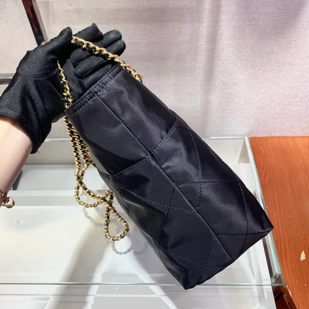 💰1240🎉Second-hand zipper style🎉1BD626🎉🎉 This Vintage vintage chain rhombus hobo bag has a great design👏👏 Purely handmade nylon rhombus design, can be worn on one shoulder, across the body, or carried on the street. The imported black gold chain is really the eternal theme of vintage😘😘It is simple and elegant, and the capacity is very large👍The upper body is particularly trendy, versatile and fashionable. No matter casual or formal, they all have a stable temperament. Hurry up and get it🙊I love this second-hand hobo bag so much😘😘 Length 33x Height 26.5x Bottom 8cm
