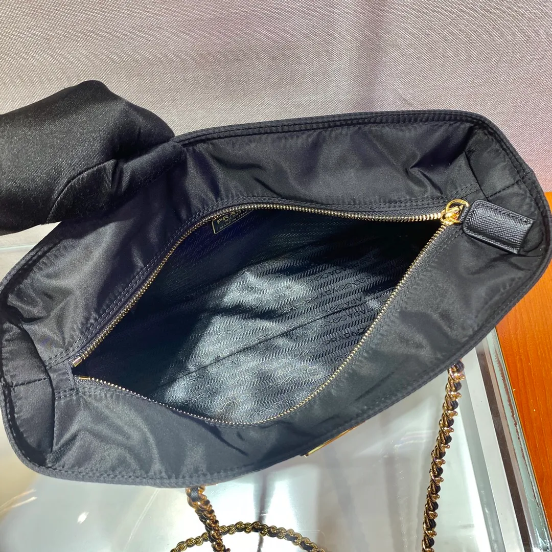 💰1240🎉Second-hand zipper style🎉1BD626🎉🎉 This Vintage vintage chain rhombus hobo bag has a great design👏👏 Purely handmade nylon rhombus design, can be worn on one shoulder, across the body, or carried on the street. The imported black gold chain is really the eternal theme of vintage😘😘It is simple and elegant, and the capacity is very large👍The upper body is particularly trendy, versatile and fashionable. No matter casual or formal, they all have a stable temperament. Hurry up and get it🙊I love this second-hand hobo bag so much😘😘 Length 33x Height 26.5x Bottom 8cm