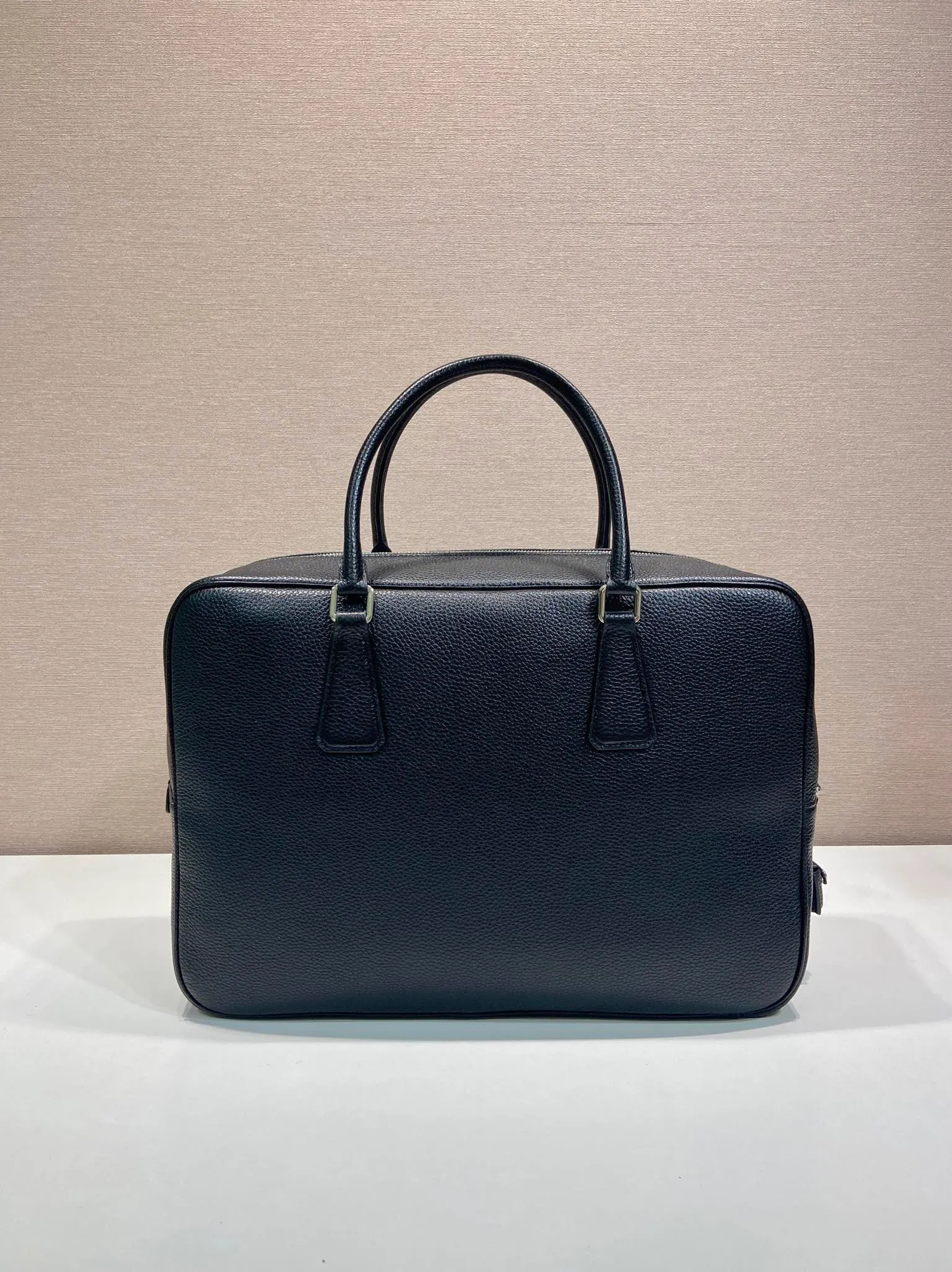 💰2160🎉New briefcase🎉2VE027 with lock🎉🎉 Made of soft deerskin cowhide, its functional silhouette is embellished with refined and classic details, closure and lock, removable leather name tag, interior zipper pocket and patch pocket, large capacity. Another popular style that will never go out of style🎉🎉Handsome guys, hurry up and get it🎉🎉 Length 40x Height 28x Bottom 12.5cm🎉🎉🎉💰💰💰