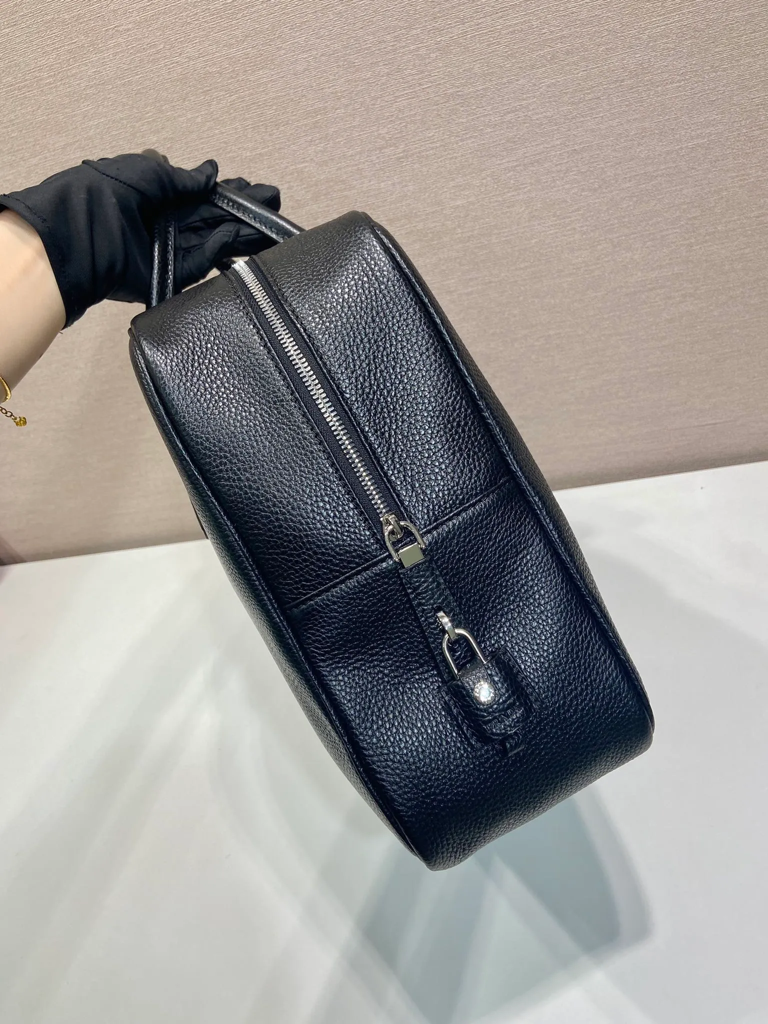 💰2160🎉New briefcase🎉2VE027 with lock🎉🎉 Made of soft deerskin cowhide, its functional silhouette is embellished with refined and classic details, closure and lock, removable leather name tag, interior zipper pocket and patch pocket, large capacity. Another popular style that will never go out of style🎉🎉Handsome guys, hurry up and get it🎉🎉 Length 40x Height 28x Bottom 12.5cm🎉🎉🎉💰💰💰