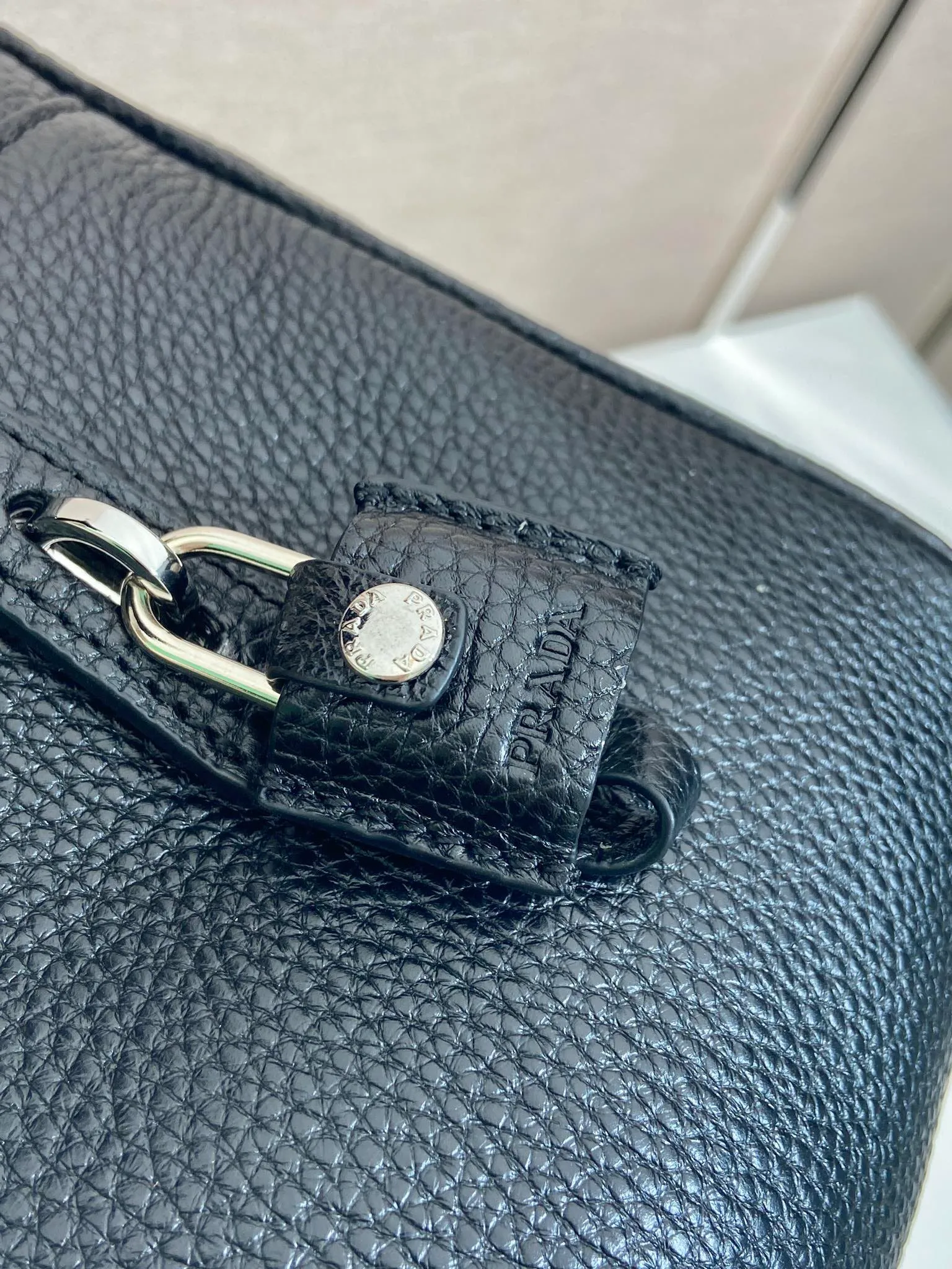 💰2160🎉New briefcase🎉2VE027 with lock🎉🎉 Made of soft deerskin cowhide, its functional silhouette is embellished with refined and classic details, closure and lock, removable leather name tag, interior zipper pocket and patch pocket, large capacity. Another popular style that will never go out of style🎉🎉Handsome guys, hurry up and get it🎉🎉 Length 40x Height 28x Bottom 12.5cm🎉🎉🎉💰💰💰