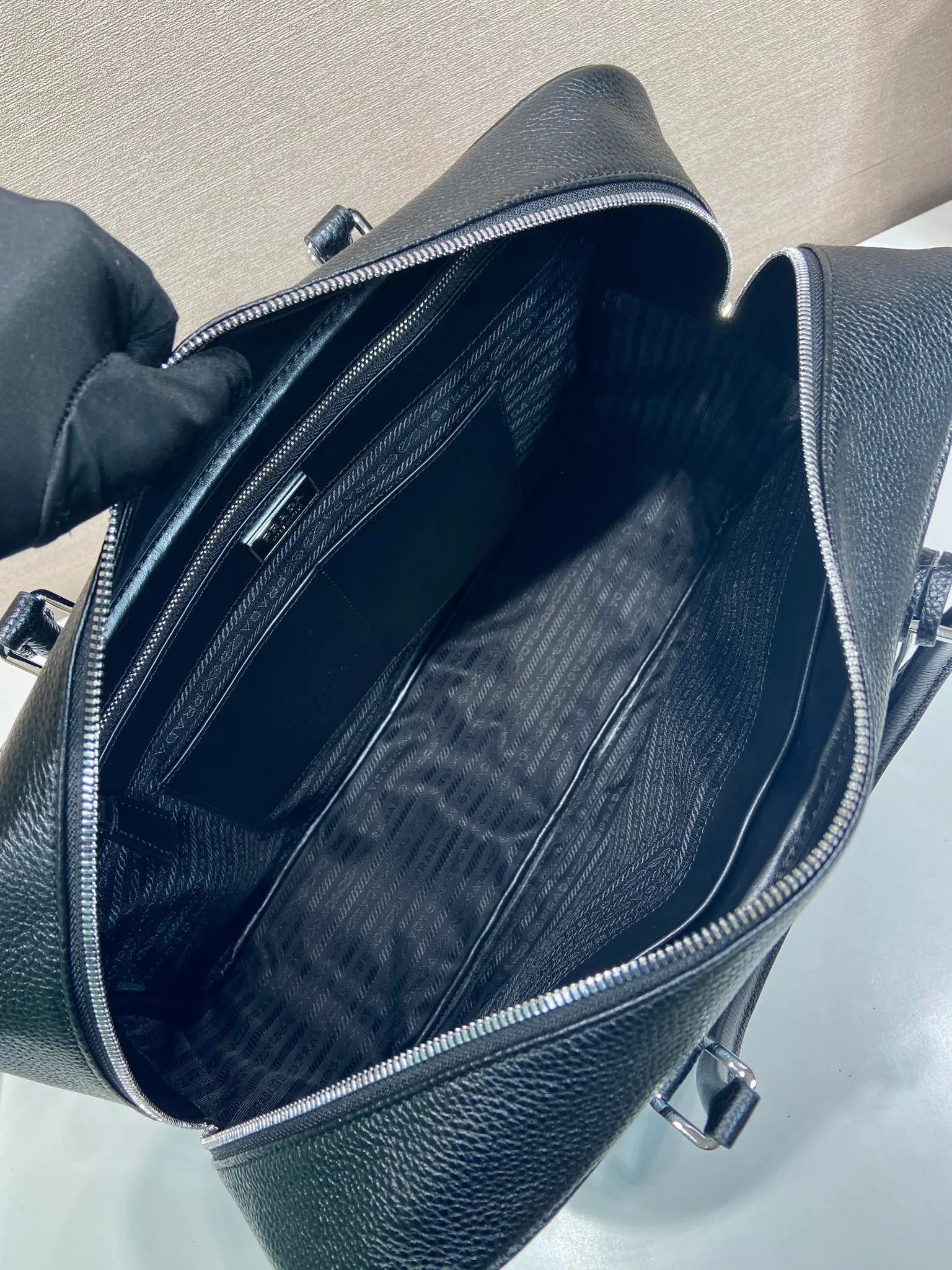 💰2160🎉New briefcase🎉2VE027 with lock🎉🎉 Made of soft deerskin cowhide, its functional silhouette is embellished with refined and classic details, closure and lock, removable leather name tag, interior zipper pocket and patch pocket, large capacity. Another popular style that will never go out of style🎉🎉Handsome guys, hurry up and get it🎉🎉 Length 40x Height 28x Bottom 12.5cm🎉🎉🎉💰💰💰