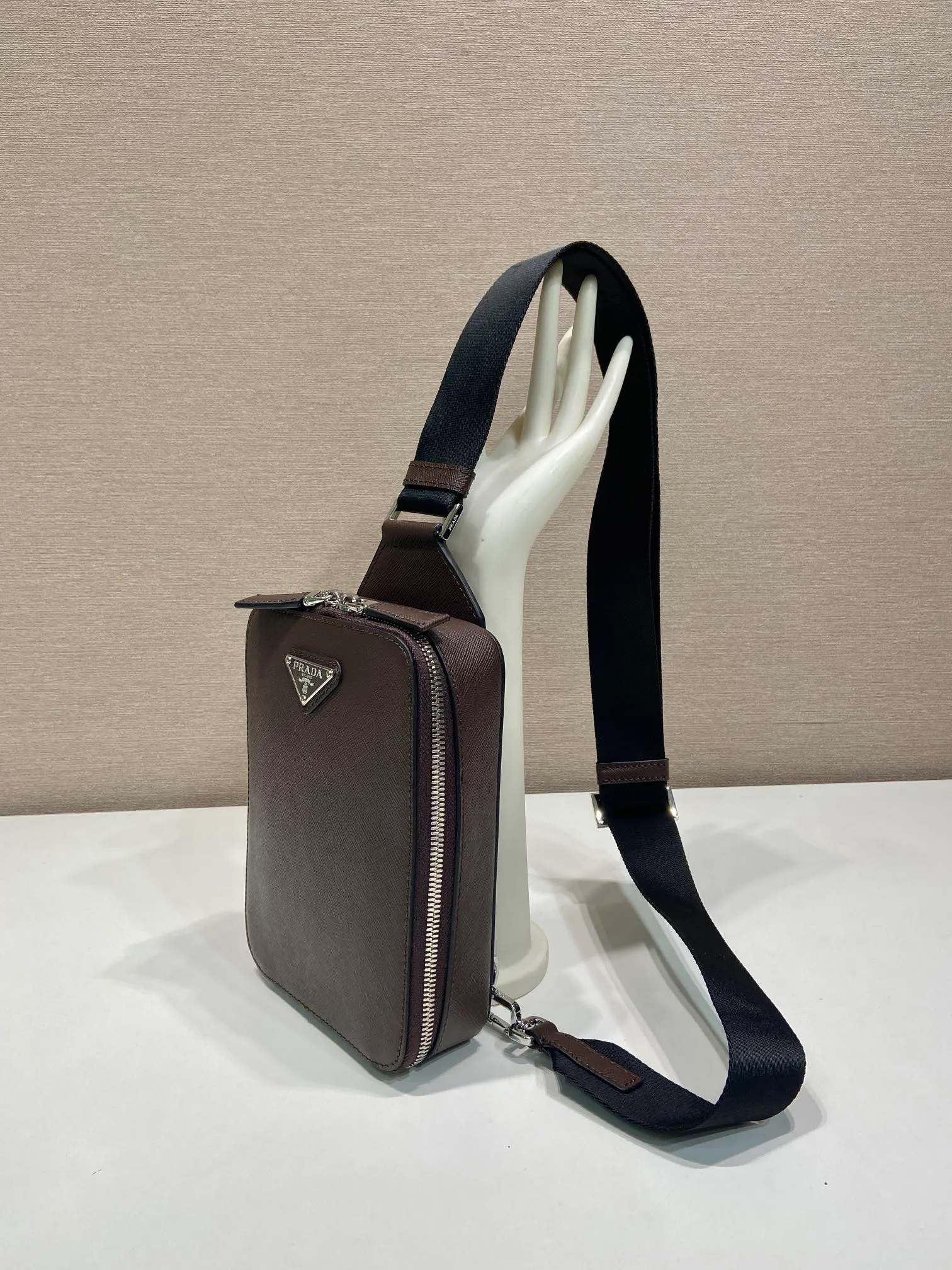 💰1120🎉New chest bag🎉2VZ106 chest bag new color🎉🎉 This chest bag is made of imported cross-grain cowhide, with a two-way zipper design, equipped with woven adjustable fabric shoulder straps, and the inner compartment has a mouth strap. The upper body effect is very cool and close-fitting👏👏Another popular style that will never go out of style🎉🎉 Length 14x height 20x bottom 5cm🎉🎉🎉👏👏👏 92698580