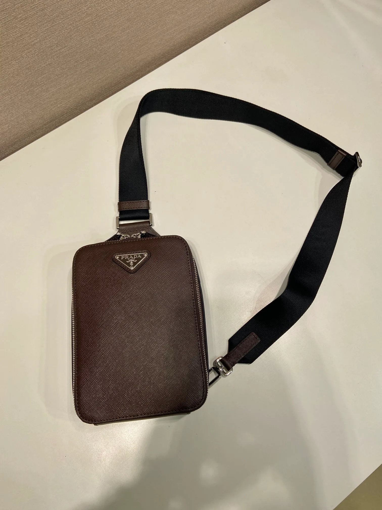 💰1120🎉New chest bag🎉2VZ106 chest bag new color🎉🎉 This chest bag is made of imported cross-grain cowhide, with a two-way zipper design, equipped with woven adjustable fabric shoulder straps, and the inner compartment has a mouth strap. The upper body effect is very cool and close-fitting👏👏Another popular style that will never go out of style🎉🎉 Length 14x height 20x bottom 5cm🎉🎉🎉👏👏👏 92698580
