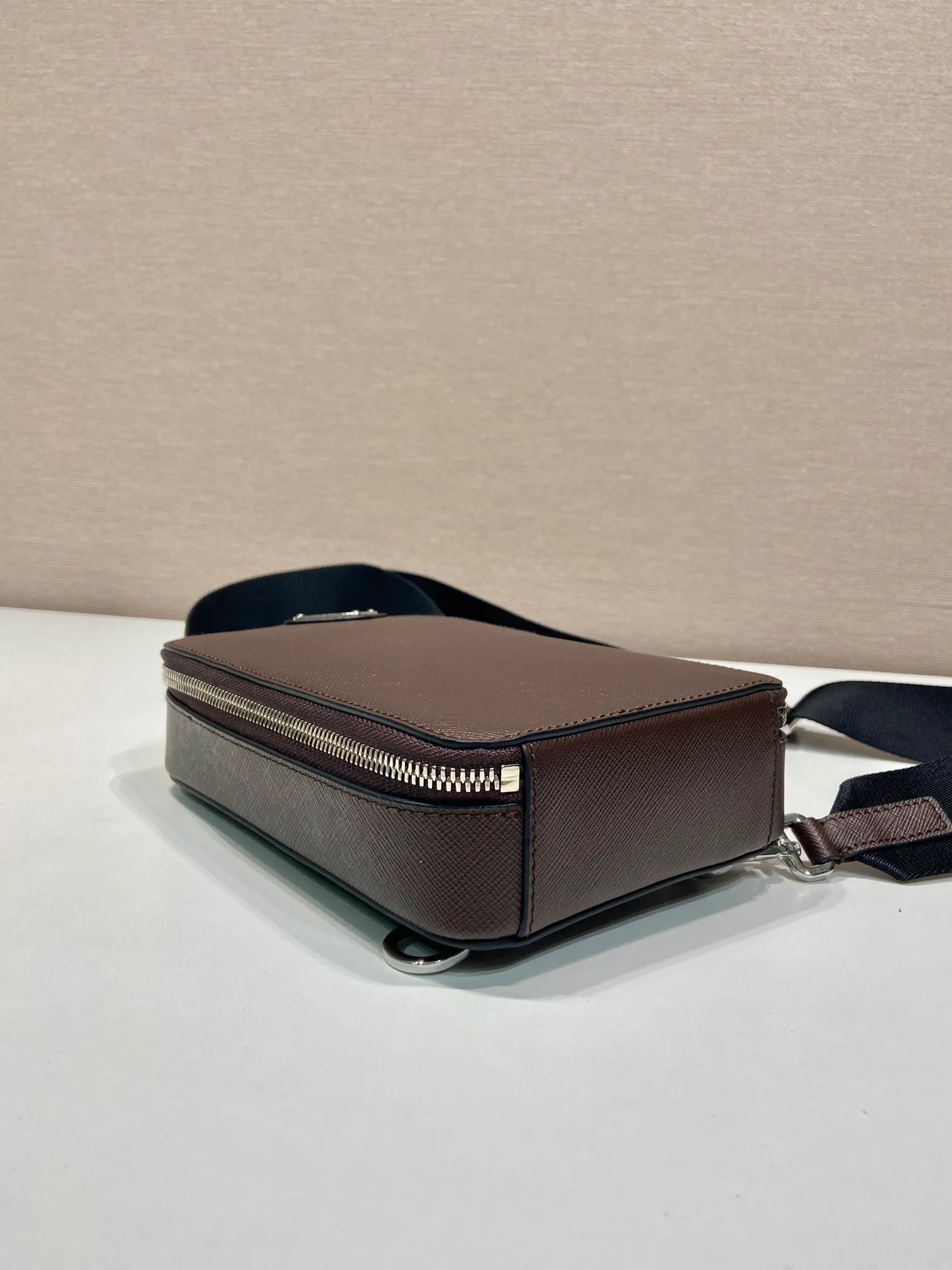 💰1120🎉New chest bag🎉2VZ106 chest bag new color🎉🎉 This chest bag is made of imported cross-grain cowhide, with a two-way zipper design, equipped with woven adjustable fabric shoulder straps, and the inner compartment has a mouth strap. The upper body effect is very cool and close-fitting👏👏Another popular style that will never go out of style🎉🎉 Length 14x height 20x bottom 5cm🎉🎉🎉👏👏👏 92698580