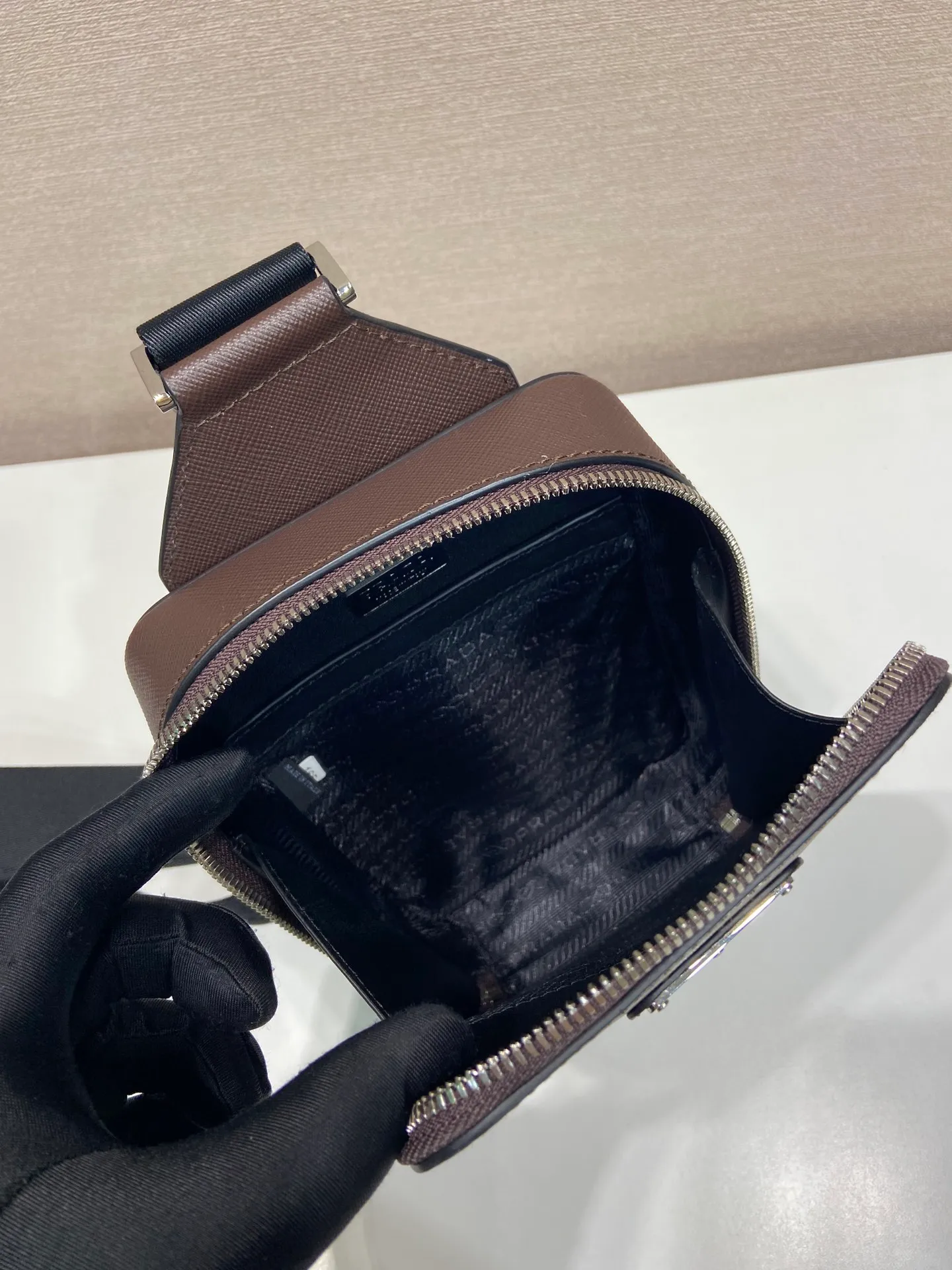 💰1120🎉New chest bag🎉2VZ106 chest bag new color🎉🎉 This chest bag is made of imported cross-grain cowhide, with a two-way zipper design, equipped with woven adjustable fabric shoulder straps, and the inner compartment has a mouth strap. The upper body effect is very cool and close-fitting👏👏Another popular style that will never go out of style🎉🎉 Length 14x height 20x bottom 5cm🎉🎉🎉👏👏👏 92698580