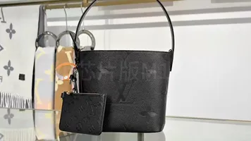 P¥1360👉nfc163C01 dynamic chip👈 [100% MB special grade original leather, all steel hardware] This All In BB handbag integrates modern design concepts into elegant silhouette and ample space. Monogram Empreinte leather craftsmanship creates a simple bucket bag structure, the iconic nameplate and metal padlock highlight the exquisite details, and the adjustable handle pays homage to the brand's trunk-making heritage. Embossed grained cow leather - Cow leather trim - Textile lining - Metal hardware - Magnetic and hook closure - Removable zippered interior pocket - A brand name - Padlock - Holds your smartphone, keys, Zippy wallet and headphones - Shoulder strap: non-detachable, adjustable! ! Model: M13480; Size: 16x18x12CM