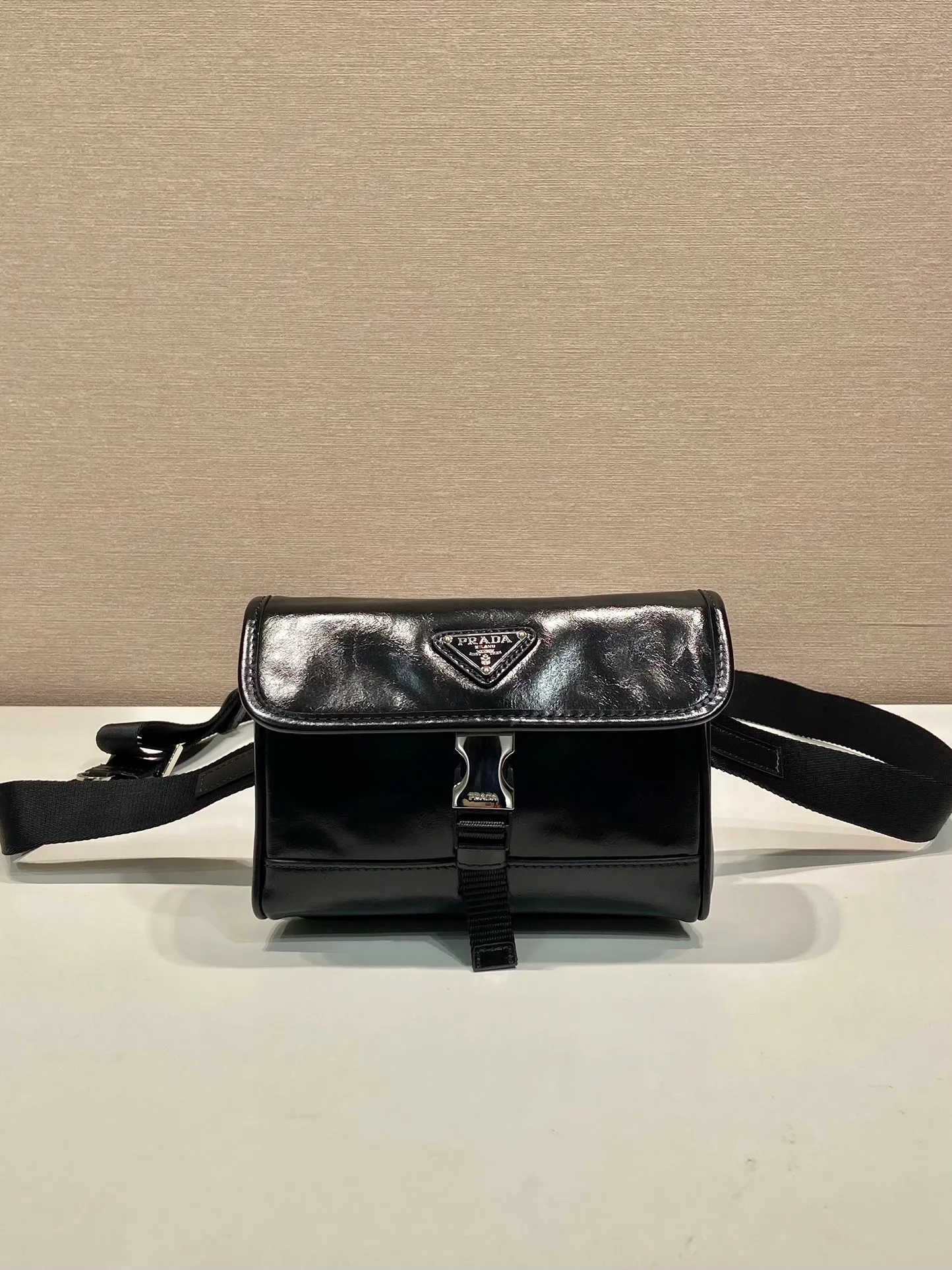💰900🎉 Oil wax leather small messenger bag 🎉 2ZH108 mobile phone bag 🎉 This small messenger bag is made of oil wax leather 🎉 Equipped with a detachable and adjustable wide nylon shoulder strap. For the now super popular small bag trend, it is definitely worth buying! And it has an inexplicable retro feeling🙊I like the design of PRD so much. It is fashionable😘I recommend this design to be simple and elegant. A triangle logo is enough to show the fashionable atmosphere of personality. It is easy to use for daily use. It is recommended for men and women. 👧🏻➕👨🏻, length 18x height 13x bottom 3cm👏👏👏💰💰💰