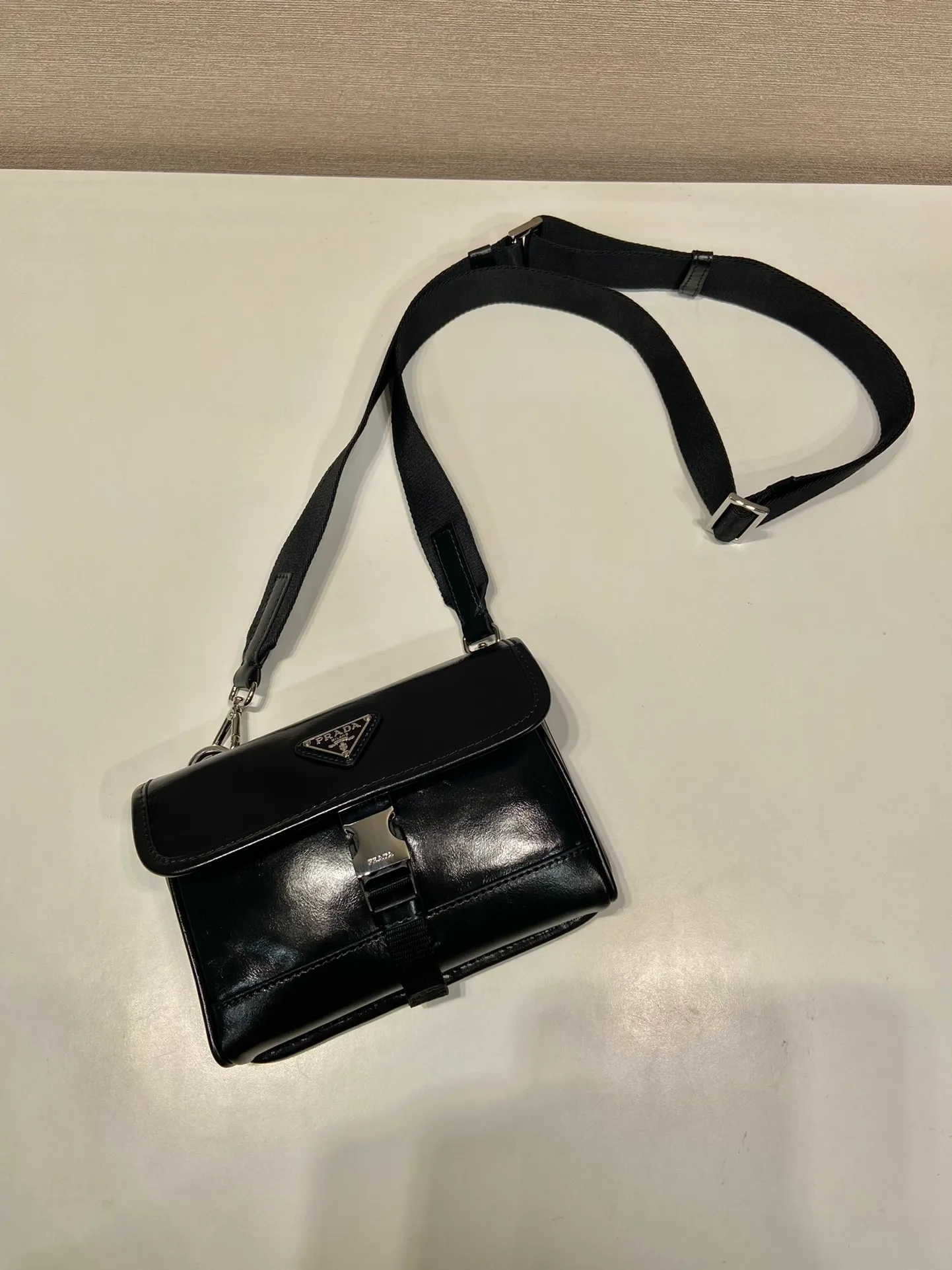 💰900🎉 Oil wax leather small messenger bag 🎉 2ZH108 mobile phone bag 🎉 This small messenger bag is made of oil wax leather 🎉 Equipped with a detachable and adjustable wide nylon shoulder strap. For the now super popular small bag trend, it is definitely worth buying! And it has an inexplicable retro feeling🙊I like the design of PRD so much. It is fashionable😘I recommend this design to be simple and elegant. A triangle logo is enough to show the fashionable atmosphere of personality. It is easy to use for daily use. It is recommended for men and women. 👧🏻➕👨🏻, length 18x height 13x bottom 3cm👏👏👏💰💰💰