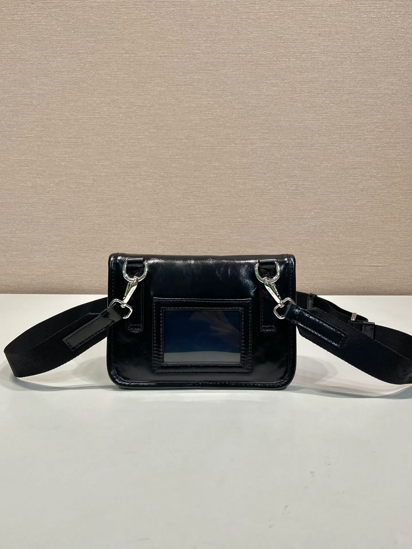 💰900🎉 Oil wax leather small messenger bag 🎉 2ZH108 mobile phone bag 🎉 This small messenger bag is made of oil wax leather 🎉 Equipped with a detachable and adjustable wide nylon shoulder strap. For the now super popular small bag trend, it is definitely worth buying! And it has an inexplicable retro feeling🙊I like the design of PRD so much. It is fashionable😘I recommend this design to be simple and elegant. A triangle logo is enough to show the fashionable atmosphere of personality. It is easy to use for daily use. It is recommended for men and women. 👧🏻➕👨🏻, length 18x height 13x bottom 3cm👏👏👏💰💰💰