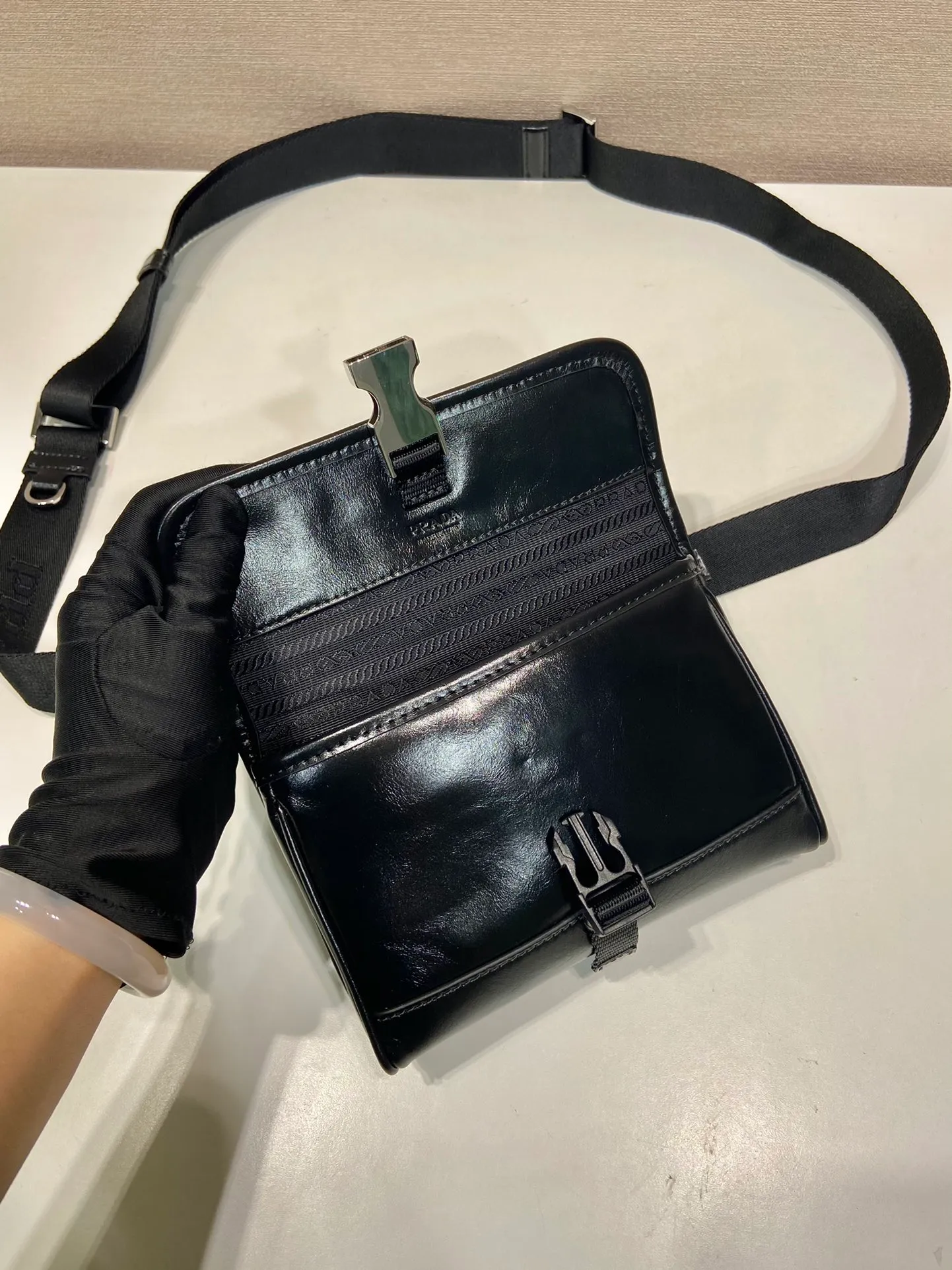 💰900🎉 Oil wax leather small messenger bag 🎉 2ZH108 mobile phone bag 🎉 This small messenger bag is made of oil wax leather 🎉 Equipped with a detachable and adjustable wide nylon shoulder strap. For the now super popular small bag trend, it is definitely worth buying! And it has an inexplicable retro feeling🙊I like the design of PRD so much. It is fashionable😘I recommend this design to be simple and elegant. A triangle logo is enough to show the fashionable atmosphere of personality. It is easy to use for daily use. It is recommended for men and women. 👧🏻➕👨🏻, length 18x height 13x bottom 3cm👏👏👏💰💰💰
