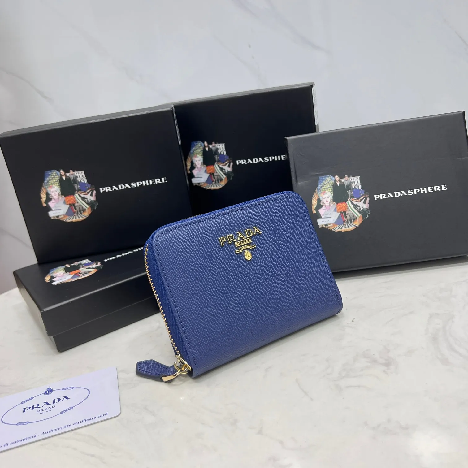 Batch 150 PRADA👏👏Hot-selling men’s card holder💼The latest style at the counter, synchronized with the official website, genuine product development, Italian top-quality original single cross-grain cowhide with excellent texture, threaded lining and imported hardware accessories! Exquisite wiring is even and neat, the oil edges are smooth, No.: LM207, Size: 10cm long, 8cm high, Color: red, black, plum red, blue, pink