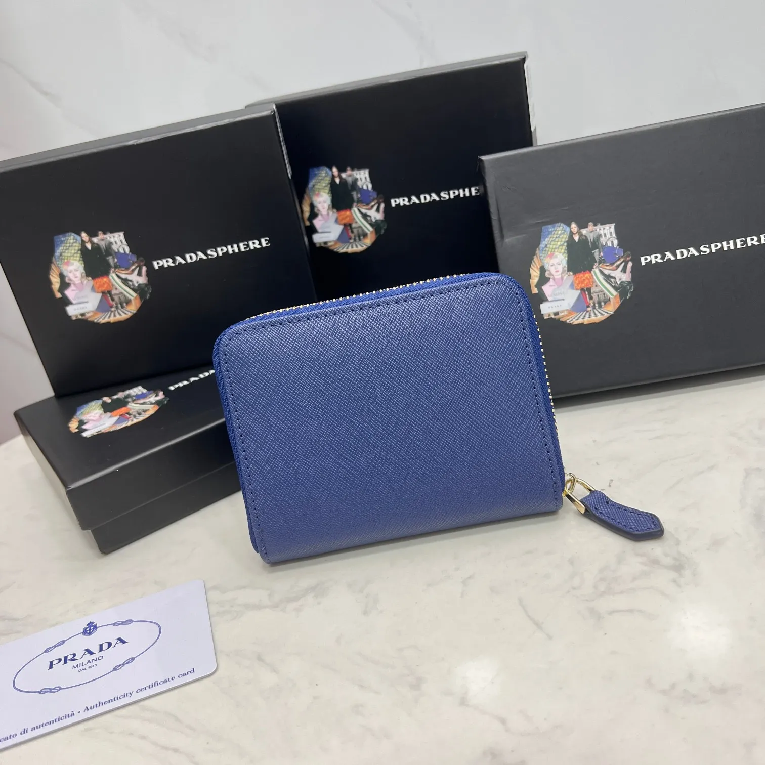 Batch 150 PRADA👏👏Hot-selling men’s card holder💼The latest style at the counter, synchronized with the official website, genuine product development, Italian top-quality original single cross-grain cowhide with excellent texture, threaded lining and imported hardware accessories! Exquisite wiring is even and neat, the oil edges are smooth, No.: LM207, Size: 10cm long, 8cm high, Color: red, black, plum red, blue, pink