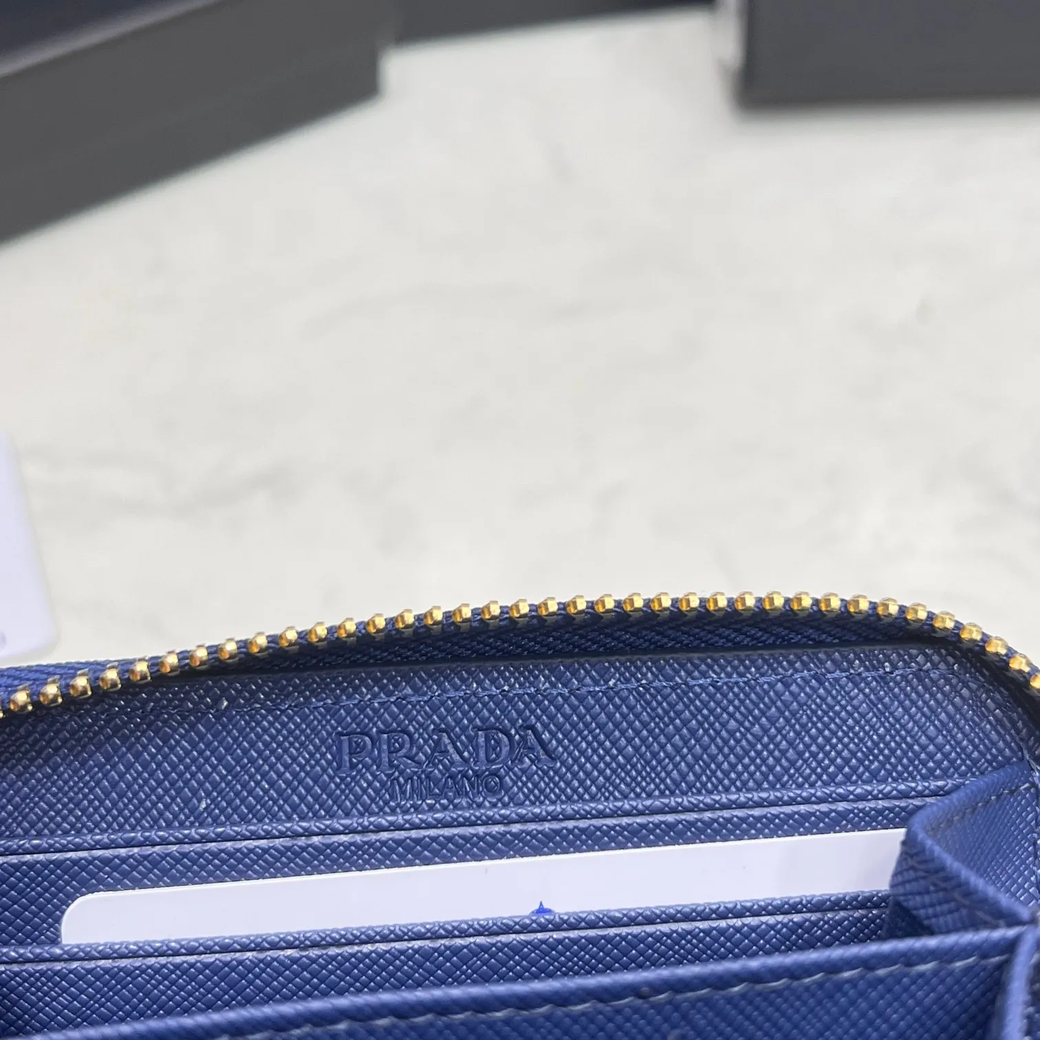 Batch 150 PRADA👏👏Hot-selling men’s card holder💼The latest style at the counter, synchronized with the official website, genuine product development, Italian top-quality original single cross-grain cowhide with excellent texture, threaded lining and imported hardware accessories! Exquisite wiring is even and neat, the oil edges are smooth, No.: LM207, Size: 10cm long, 8cm high, Color: red, black, plum red, blue, pink