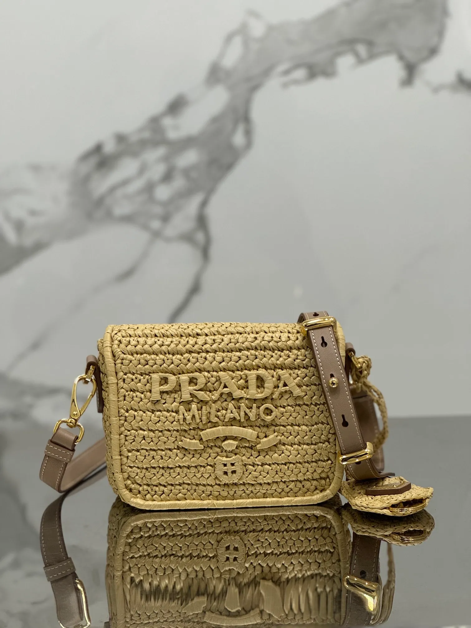 💰1700🌟Woven hijab bag. Small hijab crossbody bag, full of artistic flavor~The raffia weaving is very solid and super textured. ♡It can be worn with private clothes every day. The natural style design seems to be able to breathe💭 Size: 12×16.5×5cm Style number: 1BD335