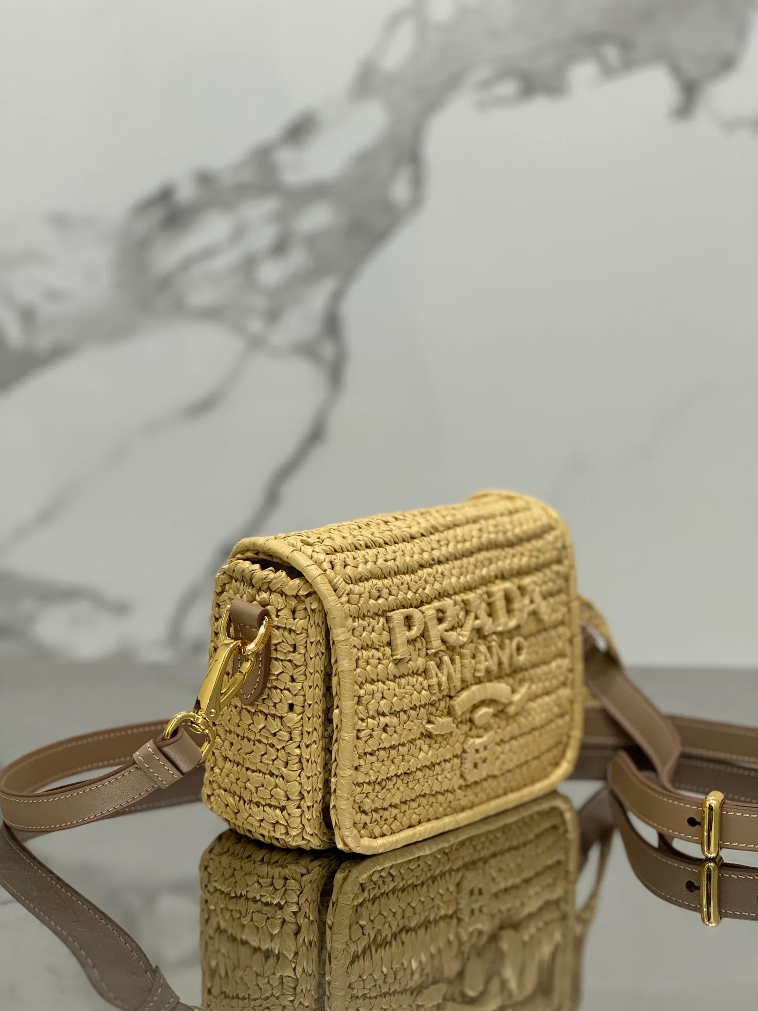 💰1700🌟Woven hijab bag. Small hijab crossbody bag, full of artistic flavor~The raffia weaving is very solid and super textured. ♡It can be worn with private clothes every day. The natural style design seems to be able to breathe💭 Size: 12×16.5×5cm Style number: 1BD335