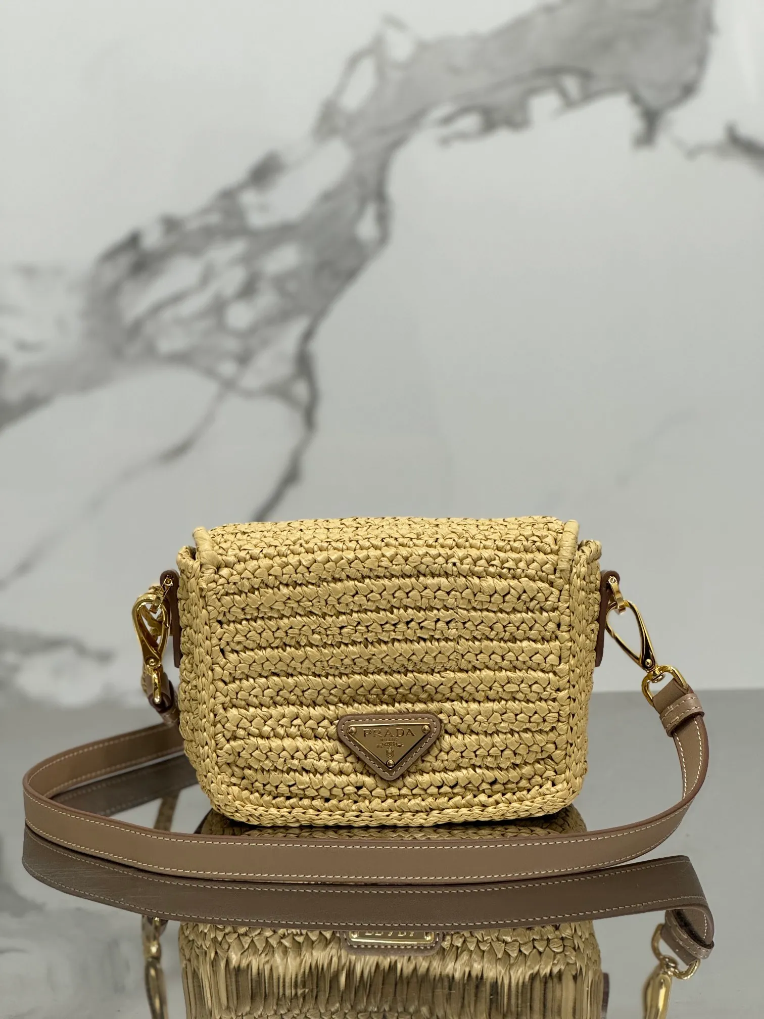 💰1700🌟Woven hijab bag. Small hijab crossbody bag, full of artistic flavor~The raffia weaving is very solid and super textured. ♡It can be worn with private clothes every day. The natural style design seems to be able to breathe💭 Size: 12×16.5×5cm Style number: 1BD335